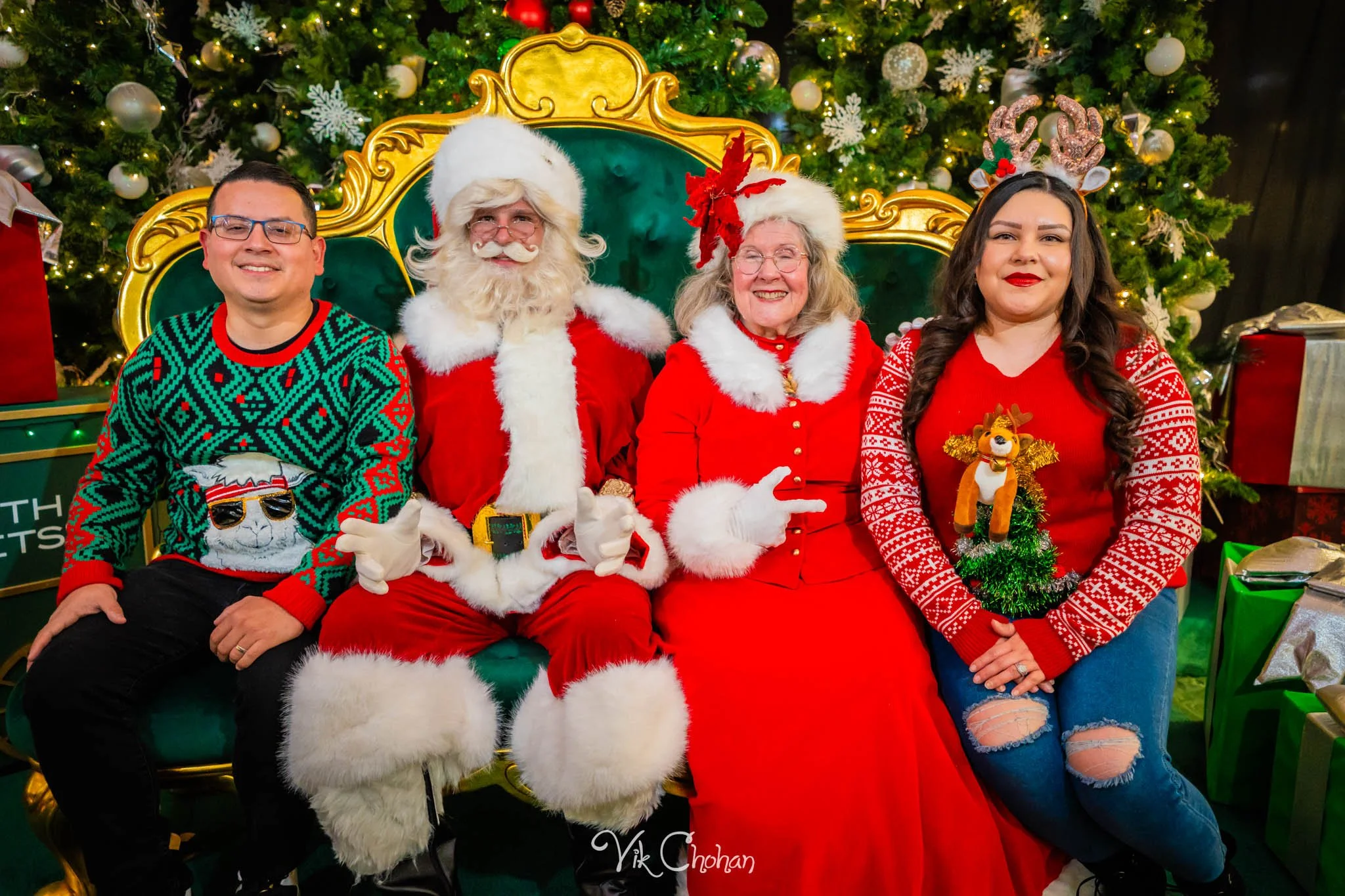 2025-12-10-INTRODeuce-Concierge-Christmas-at-LV-South-Premium-Outlets-2-Vik-Chohan-Photography-Social-Media-VCP-181.jpg