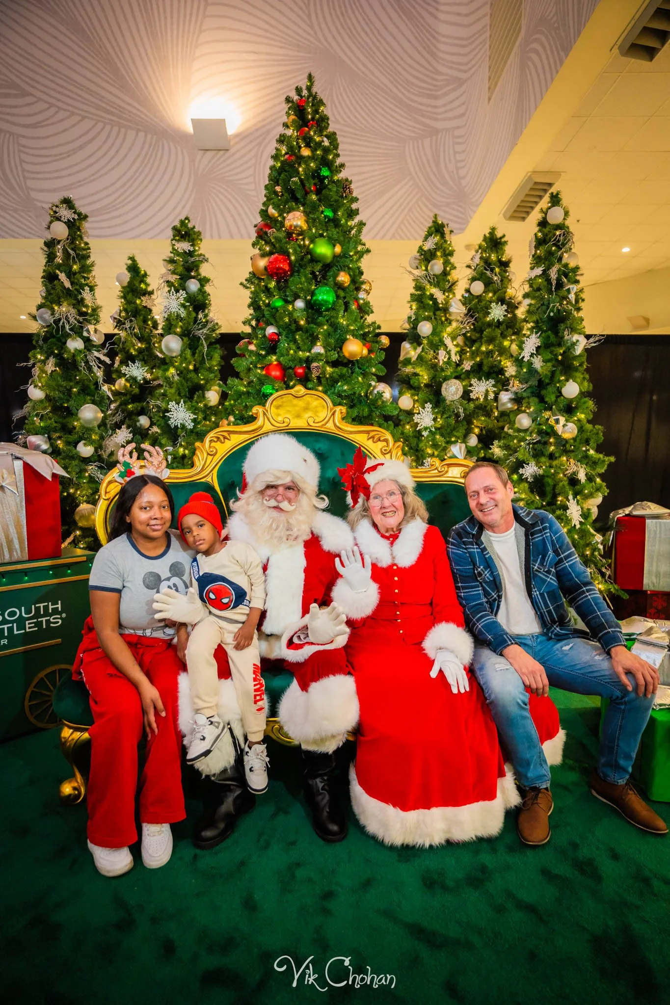 2025-12-10-INTRODeuce-Concierge-Christmas-at-LV-South-Premium-Outlets-2-Vik-Chohan-Photography-Social-Media-VCP-183.jpg