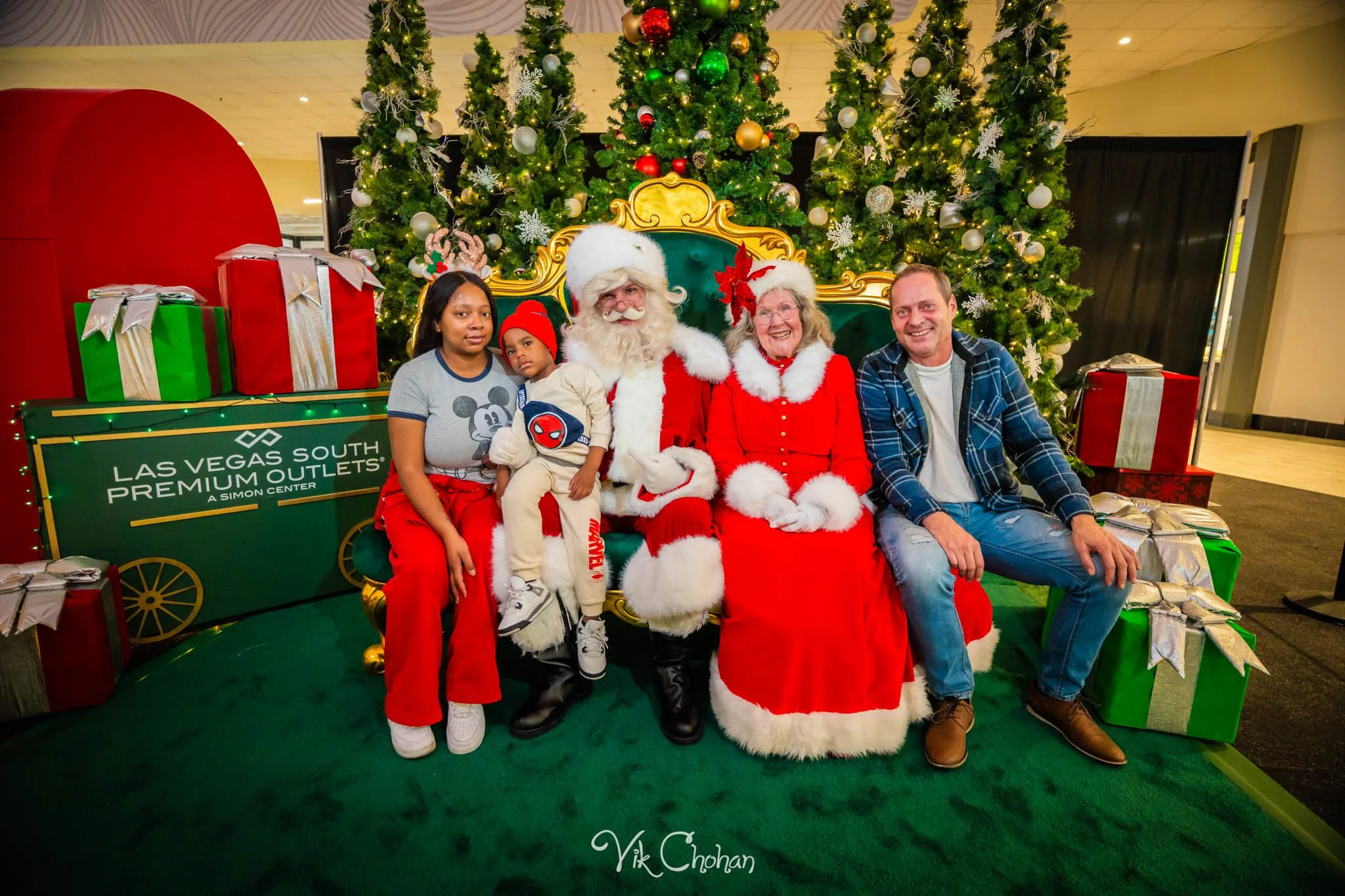 2025-12-10-INTRODeuce-Concierge-Christmas-at-LV-South-Premium-Outlets-2-Vik-Chohan-Photography-Social-Media-VCP-184.jpg