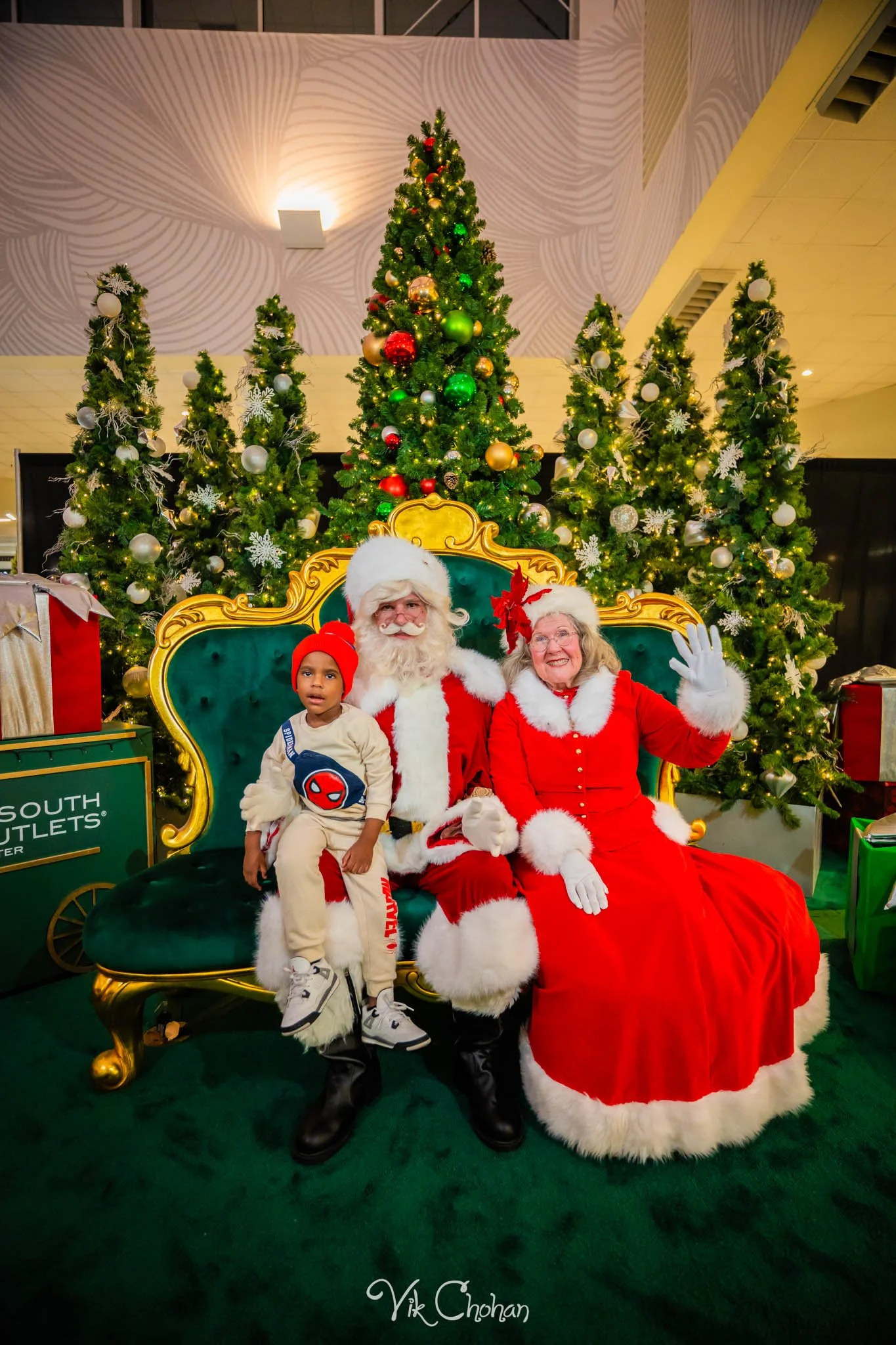 2025-12-10-INTRODeuce-Concierge-Christmas-at-LV-South-Premium-Outlets-2-Vik-Chohan-Photography-Social-Media-VCP-186.jpg