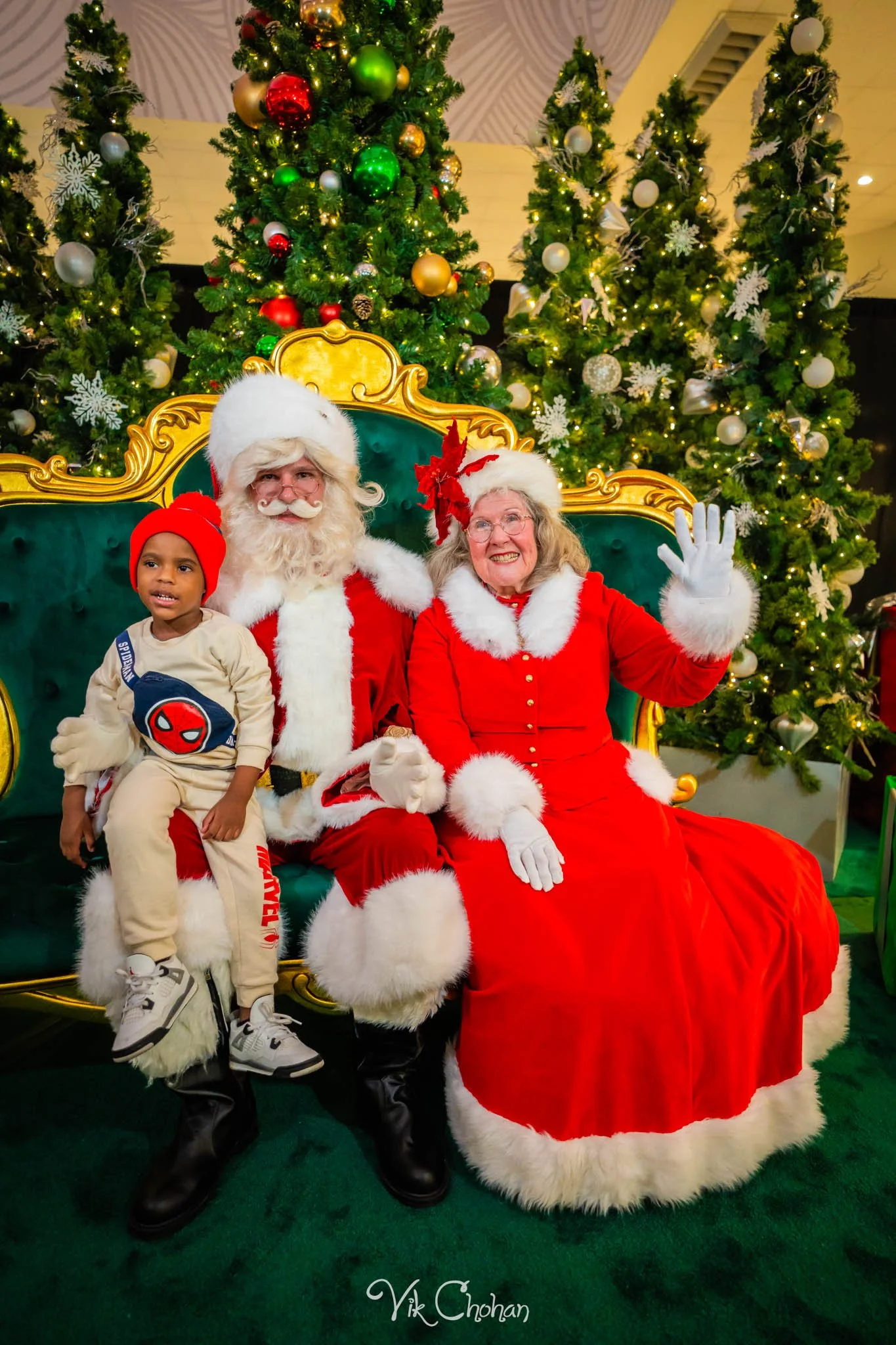 2025-12-10-INTRODeuce-Concierge-Christmas-at-LV-South-Premium-Outlets-2-Vik-Chohan-Photography-Social-Media-VCP-187.jpg