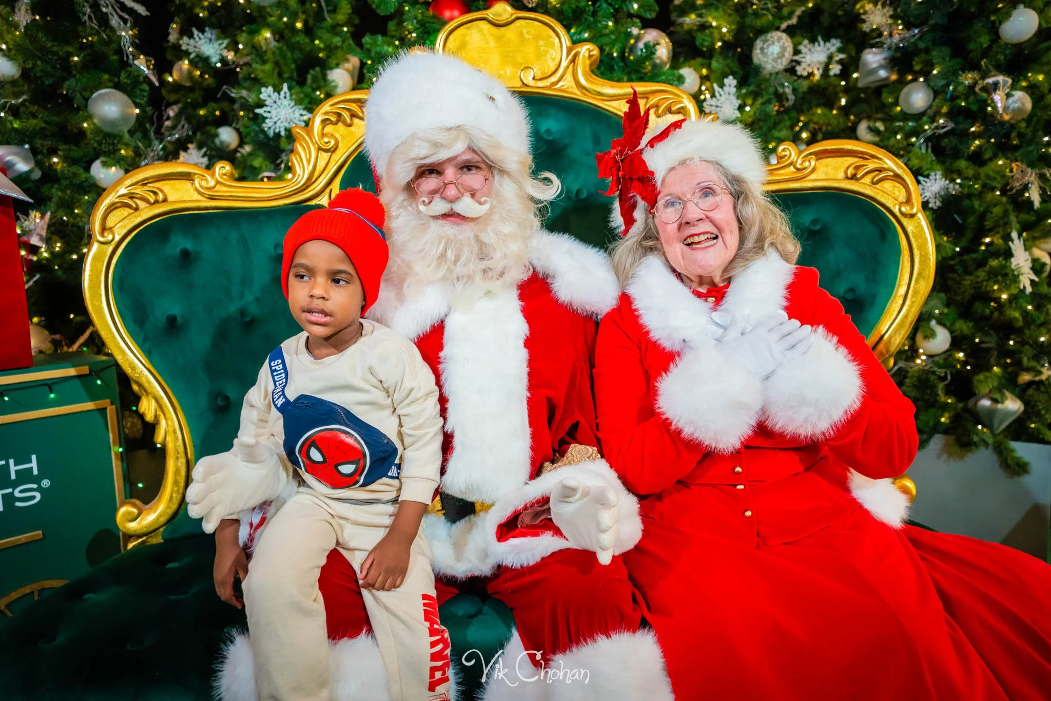 2025-12-10-INTRODeuce-Concierge-Christmas-at-LV-South-Premium-Outlets-2-Vik-Chohan-Photography-Social-Media-VCP-188.jpg