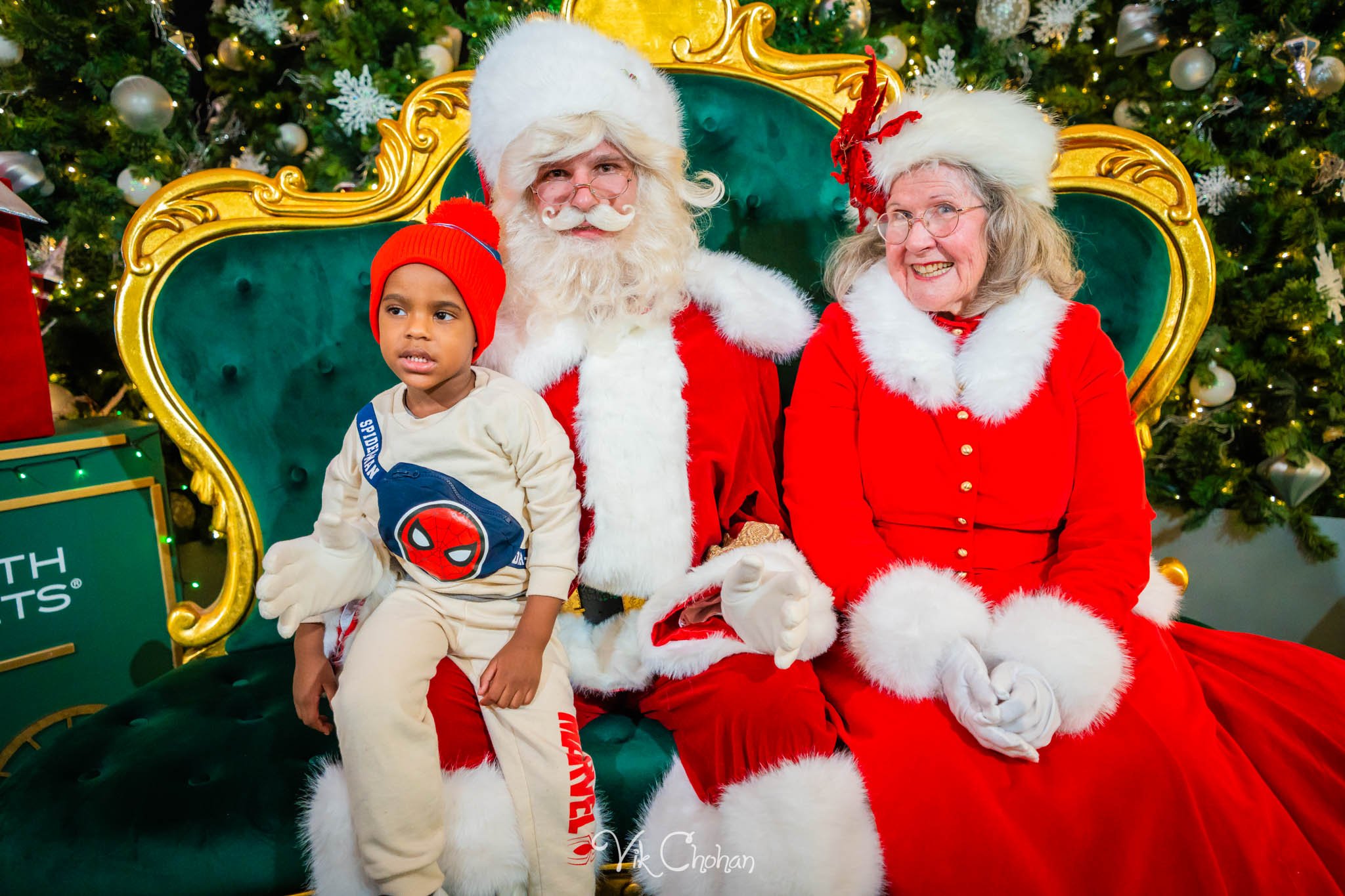 2025-12-10-INTRODeuce-Concierge-Christmas-at-LV-South-Premium-Outlets-2-Vik-Chohan-Photography-Social-Media-VCP-189.jpg
