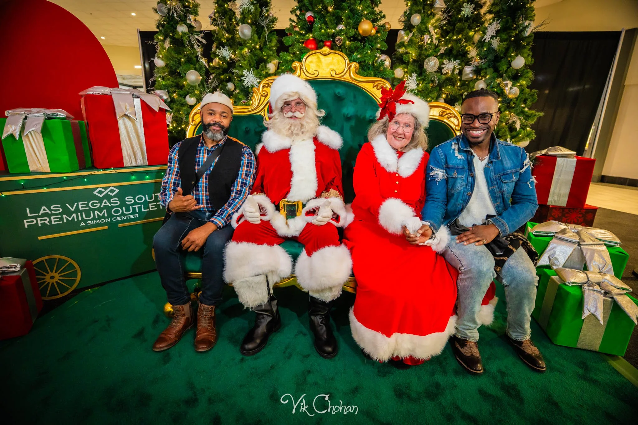 2025-12-10-INTRODeuce-Concierge-Christmas-at-LV-South-Premium-Outlets-2-Vik-Chohan-Photography-Social-Media-VCP-191.jpg