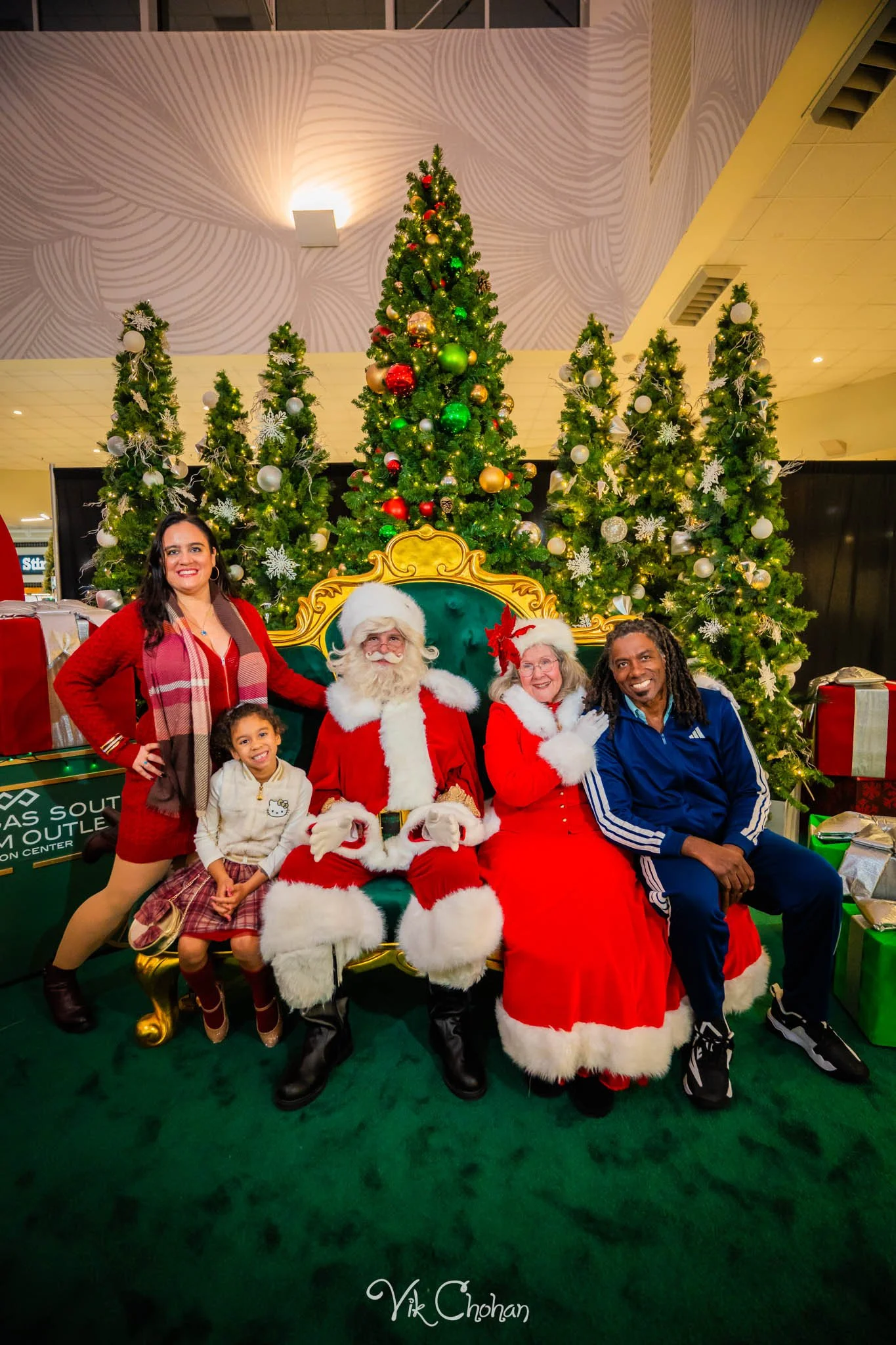 2025-12-10-INTRODeuce-Concierge-Christmas-at-LV-South-Premium-Outlets-2-Vik-Chohan-Photography-Social-Media-VCP-193.jpg