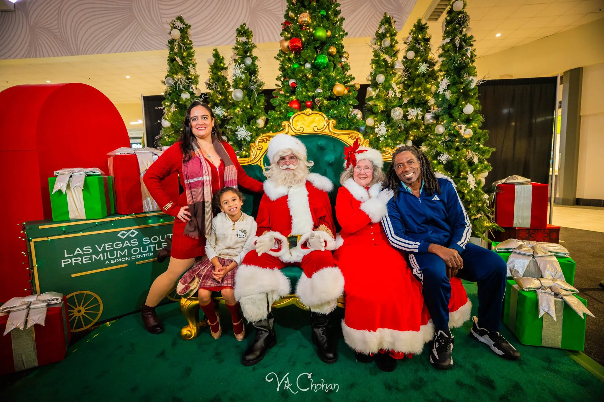 2025-12-10-INTRODeuce-Concierge-Christmas-at-LV-South-Premium-Outlets-2-Vik-Chohan-Photography-Social-Media-VCP-194.jpg