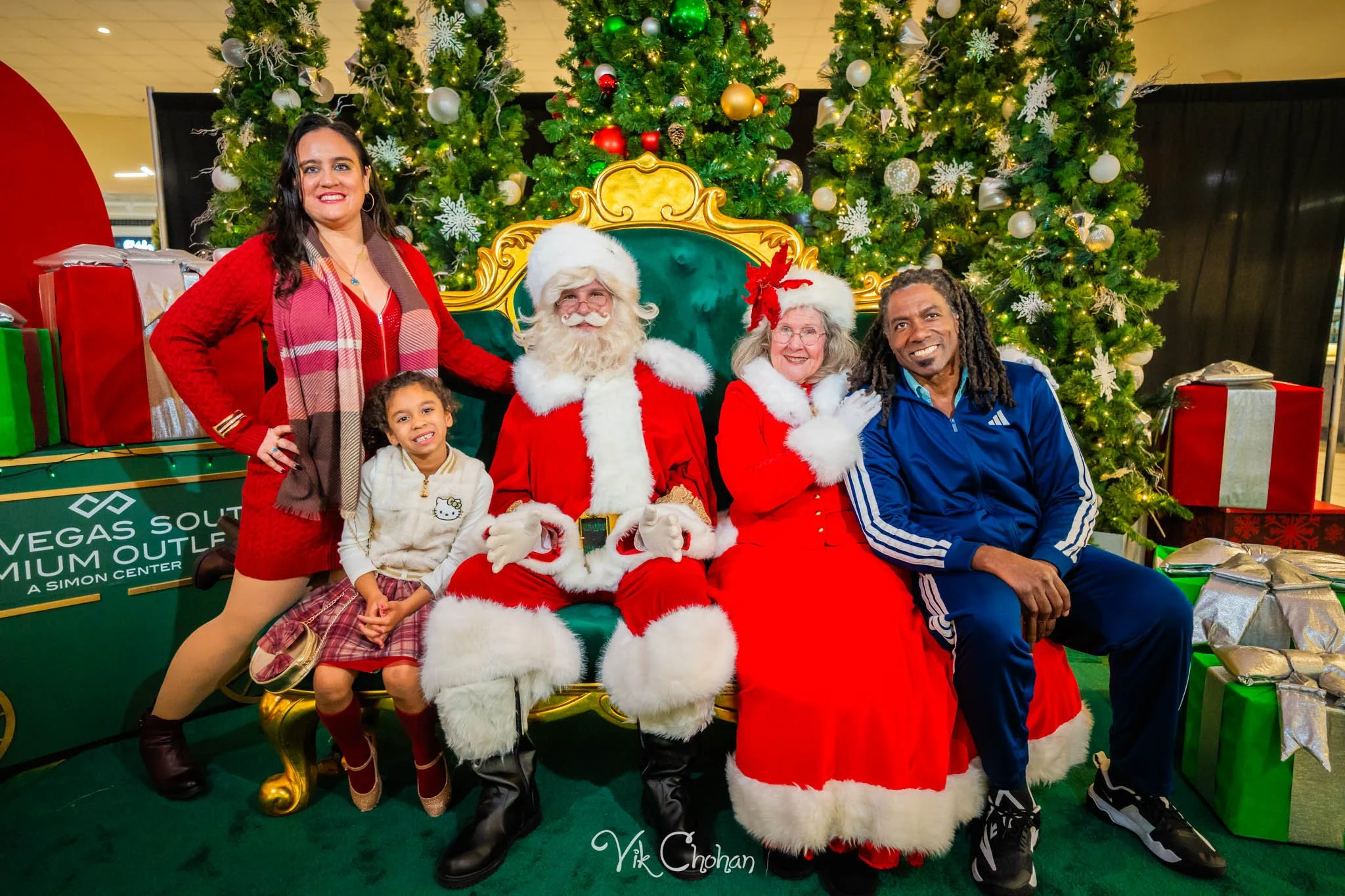 2025-12-10-INTRODeuce-Concierge-Christmas-at-LV-South-Premium-Outlets-2-Vik-Chohan-Photography-Social-Media-VCP-195.jpg