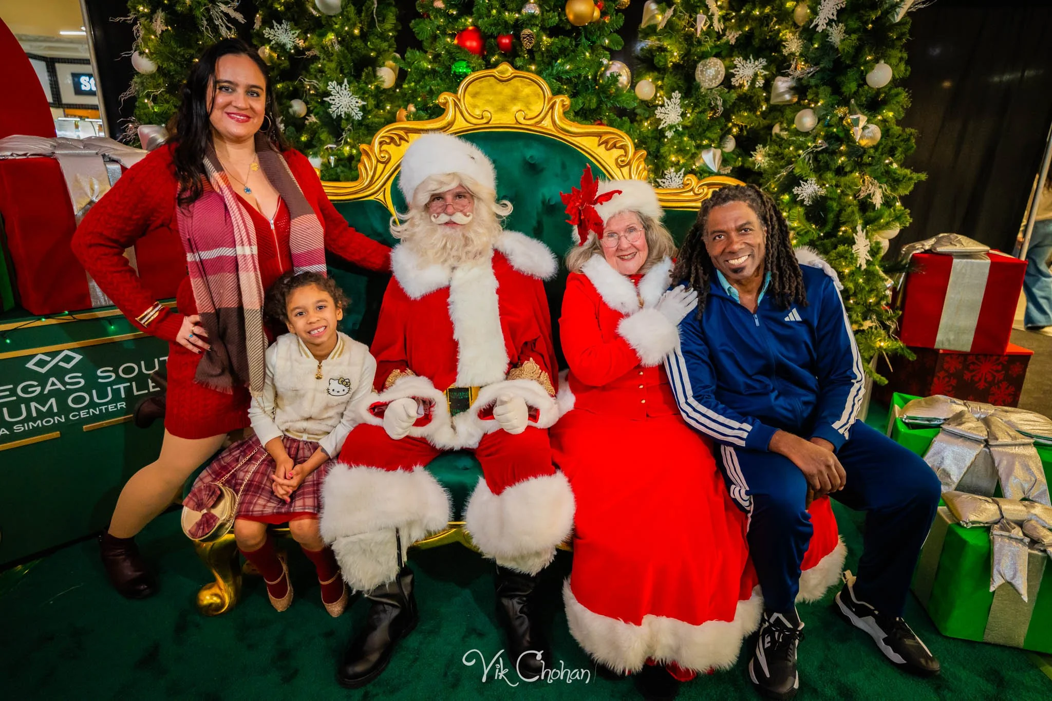 2025-12-10-INTRODeuce-Concierge-Christmas-at-LV-South-Premium-Outlets-2-Vik-Chohan-Photography-Social-Media-VCP-196.jpg