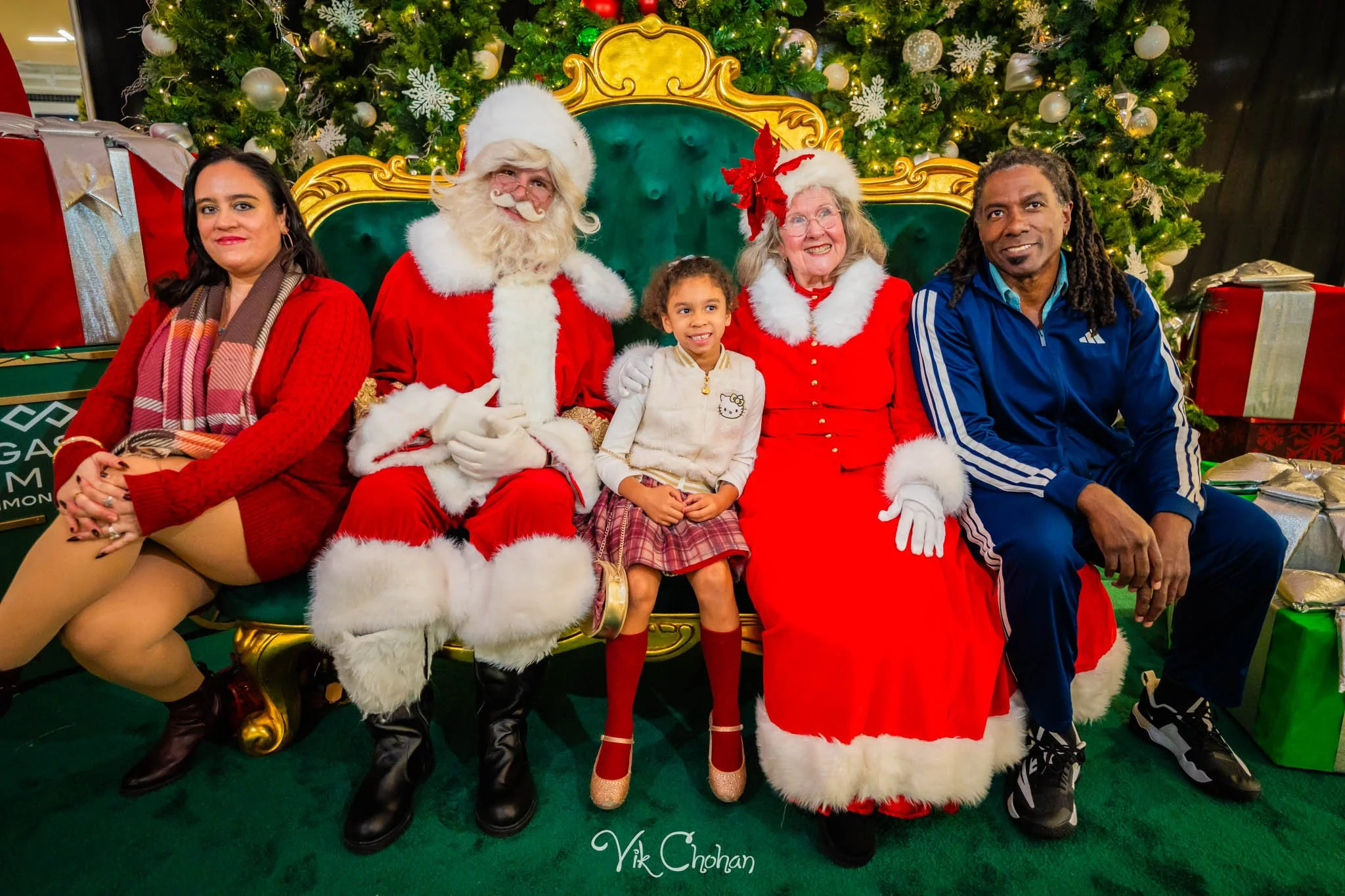 2025-12-10-INTRODeuce-Concierge-Christmas-at-LV-South-Premium-Outlets-2-Vik-Chohan-Photography-Social-Media-VCP-197.jpg