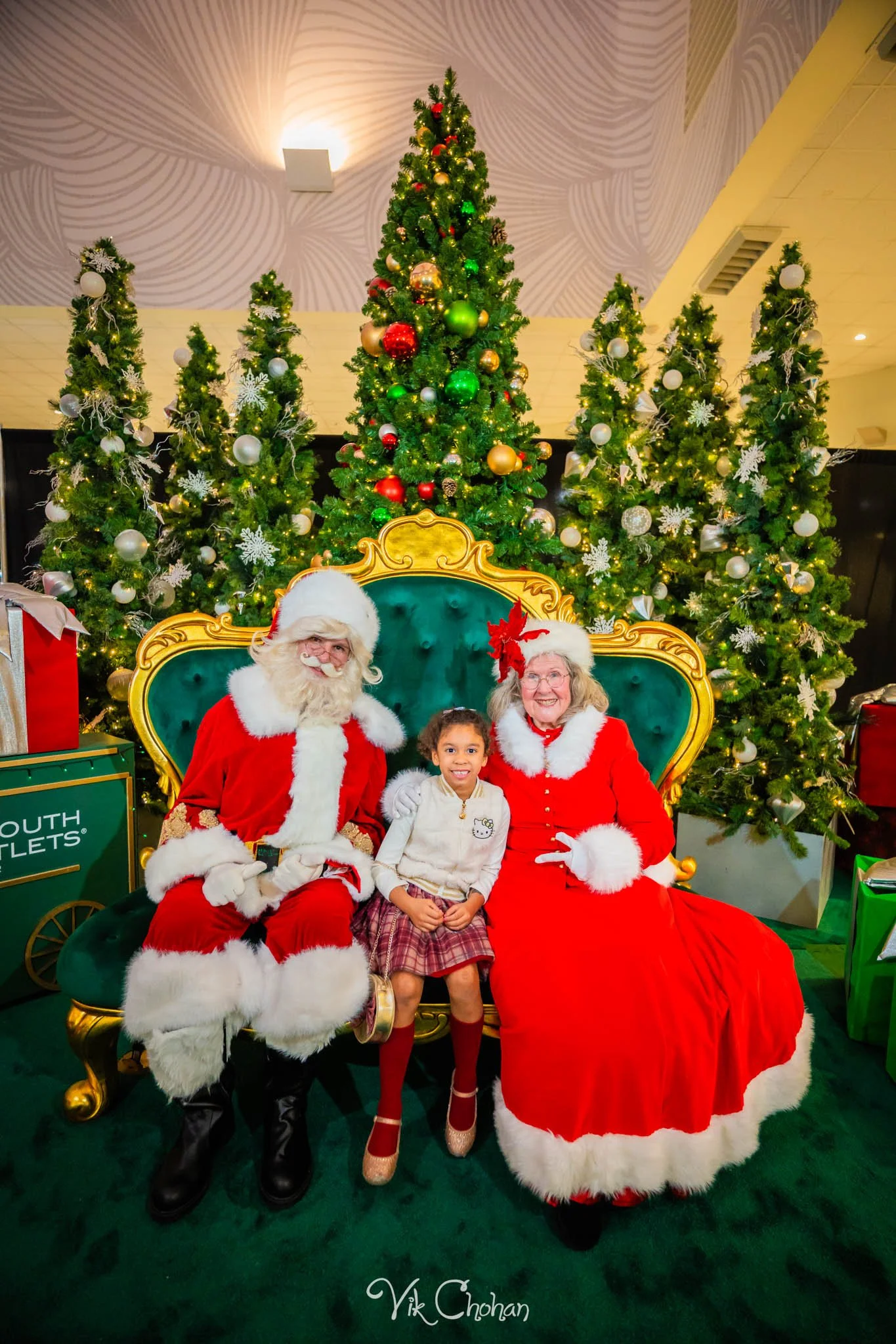 2025-12-10-INTRODeuce-Concierge-Christmas-at-LV-South-Premium-Outlets-2-Vik-Chohan-Photography-Social-Media-VCP-199.jpg