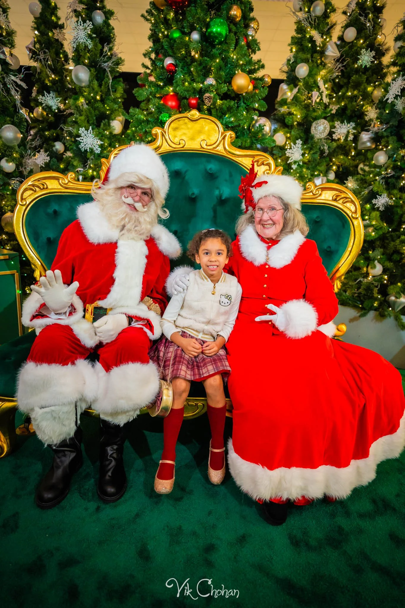 2025-12-10-INTRODeuce-Concierge-Christmas-at-LV-South-Premium-Outlets-2-Vik-Chohan-Photography-Social-Media-VCP-200.jpg