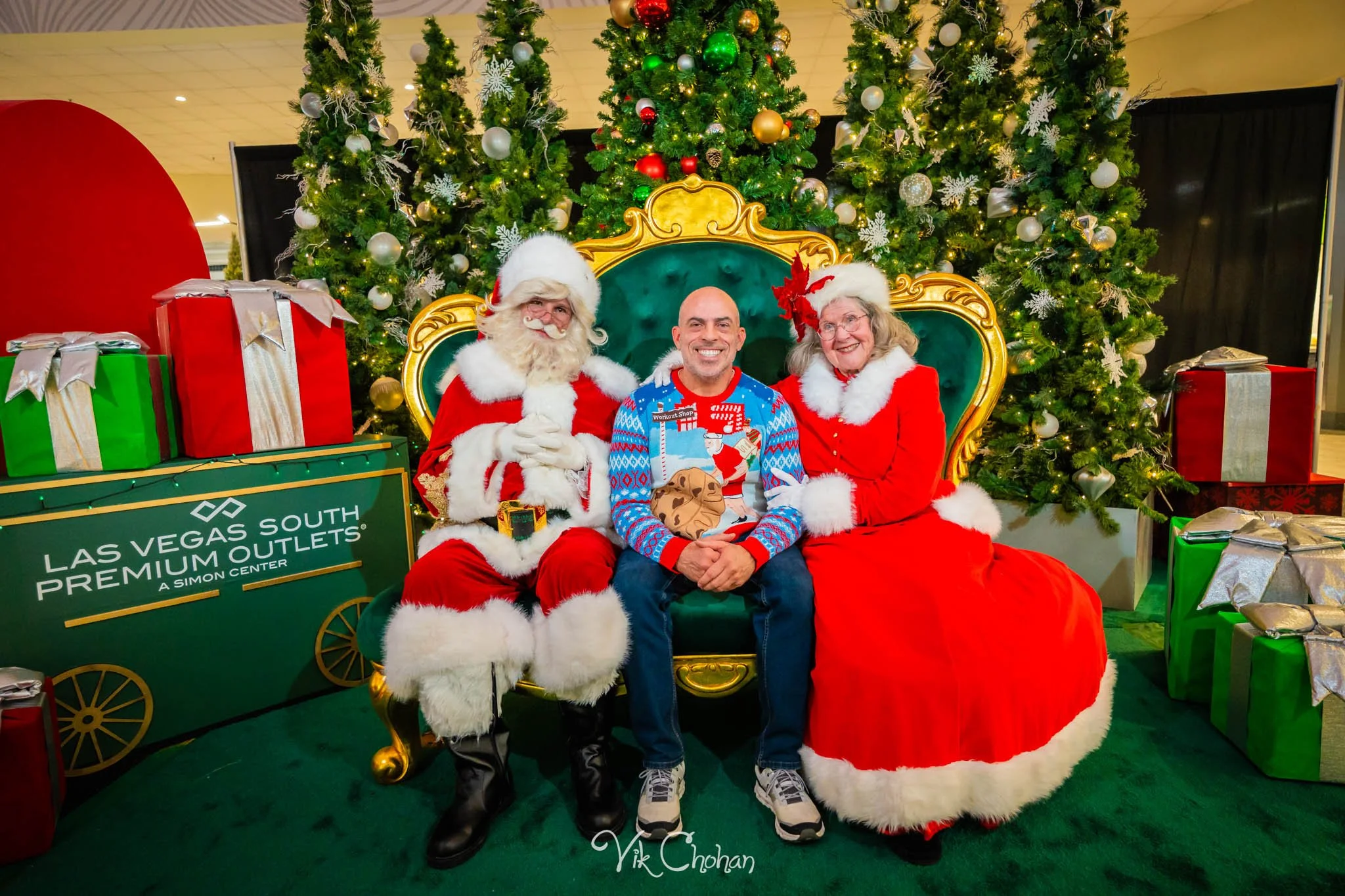 2025-12-10-INTRODeuce-Concierge-Christmas-at-LV-South-Premium-Outlets-2-Vik-Chohan-Photography-Social-Media-VCP-203.jpg