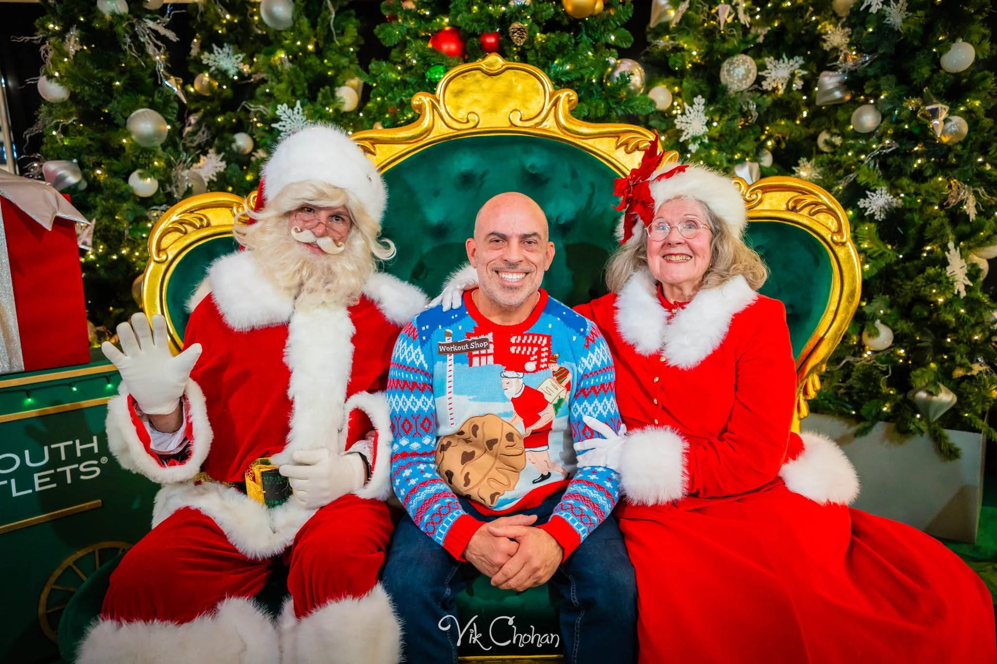 2025-12-10-INTRODeuce-Concierge-Christmas-at-LV-South-Premium-Outlets-2-Vik-Chohan-Photography-Social-Media-VCP-205.jpg