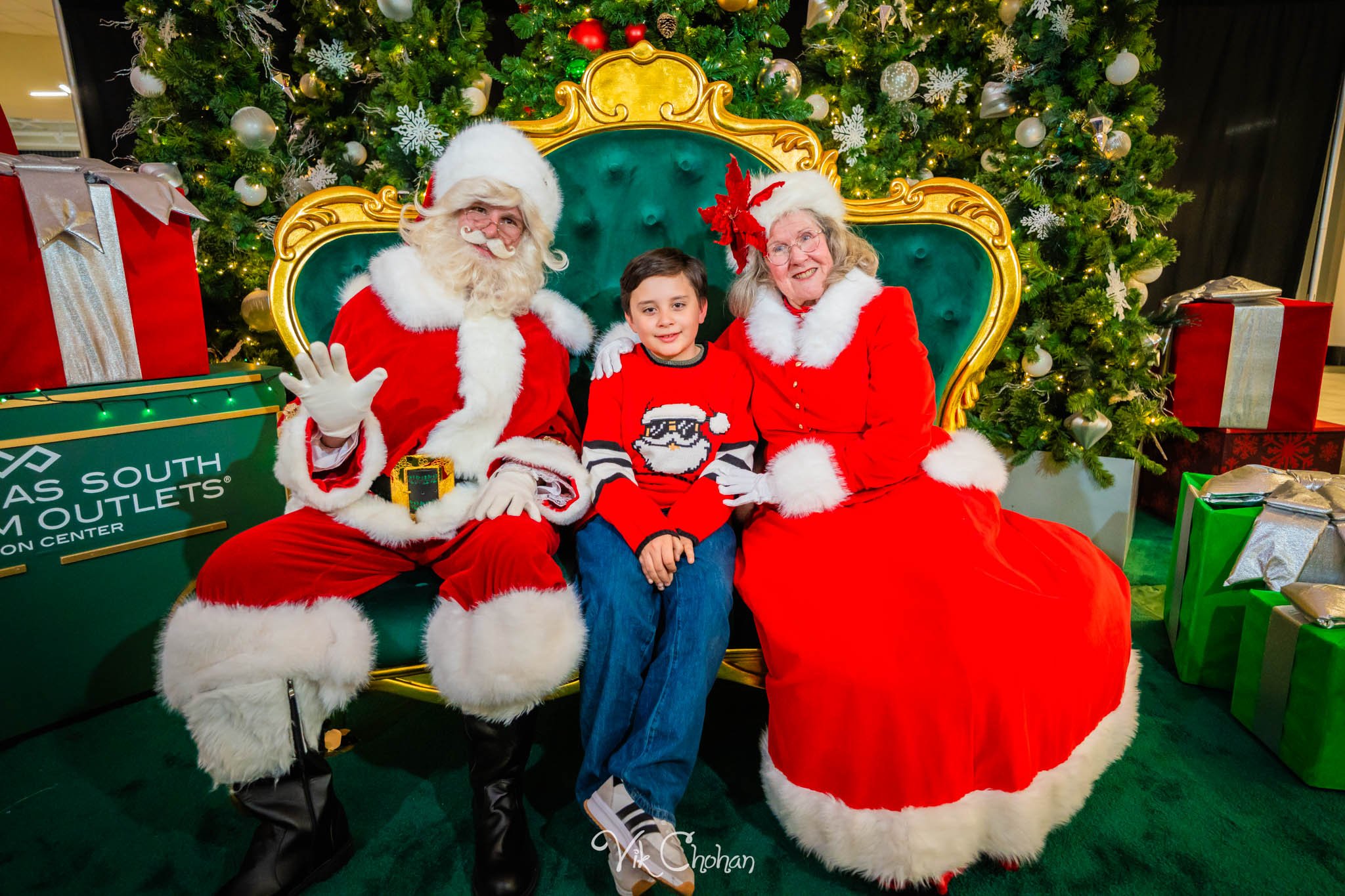 2025-12-10-INTRODeuce-Concierge-Christmas-at-LV-South-Premium-Outlets-2-Vik-Chohan-Photography-Social-Media-VCP-208.jpg