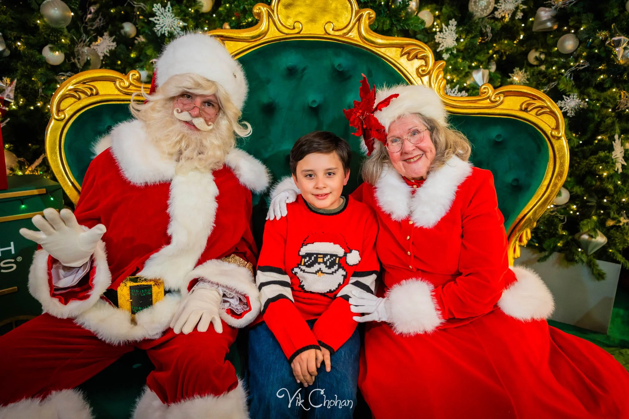 2025-12-10-INTRODeuce-Concierge-Christmas-at-LV-South-Premium-Outlets-2-Vik-Chohan-Photography-Social-Media-VCP-209.jpg