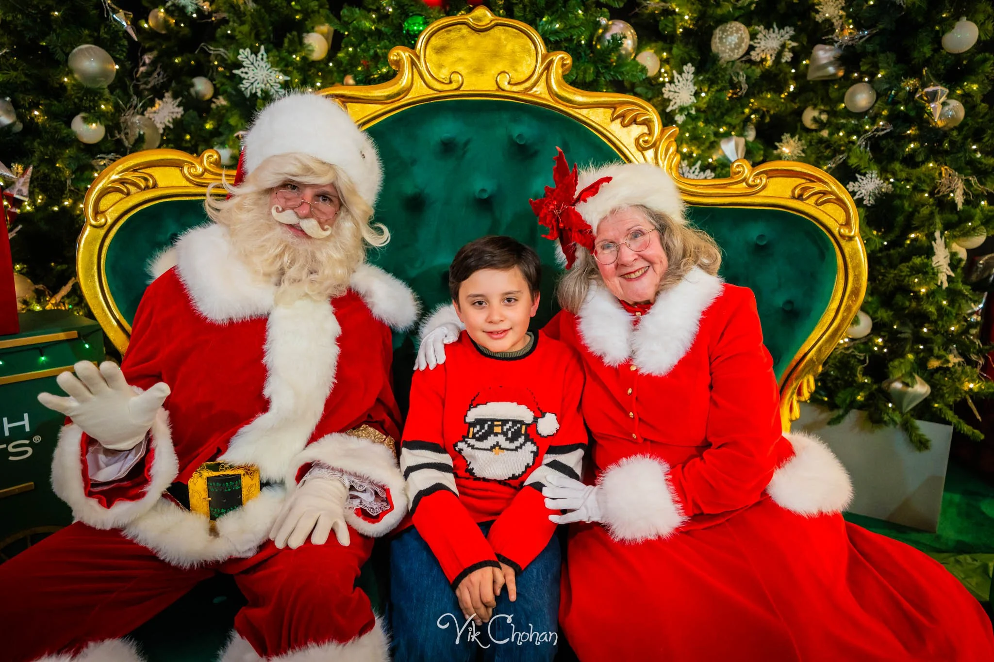 2025-12-10-INTRODeuce-Concierge-Christmas-at-LV-South-Premium-Outlets-2-Vik-Chohan-Photography-Social-Media-VCP-210.jpg