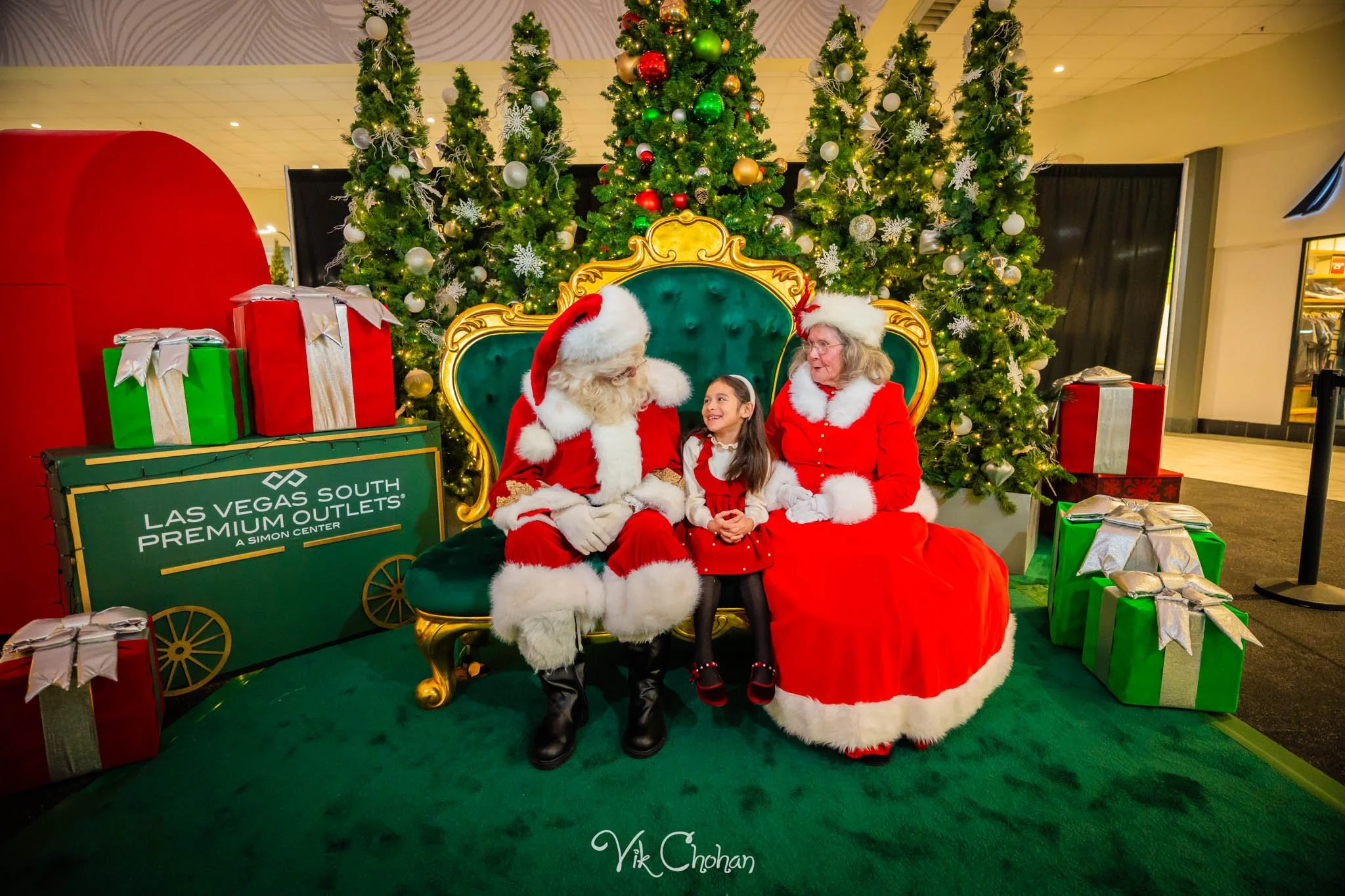 2025-12-10-INTRODeuce-Concierge-Christmas-at-LV-South-Premium-Outlets-2-Vik-Chohan-Photography-Social-Media-VCP-211.jpg