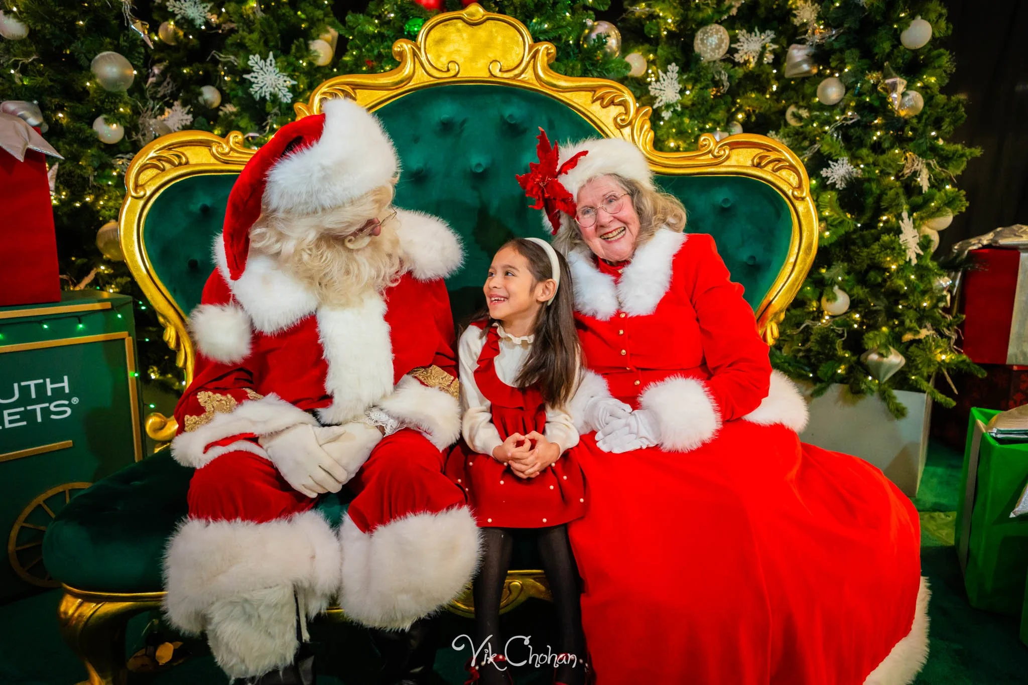 2025-12-10-INTRODeuce-Concierge-Christmas-at-LV-South-Premium-Outlets-2-Vik-Chohan-Photography-Social-Media-VCP-212.jpg
