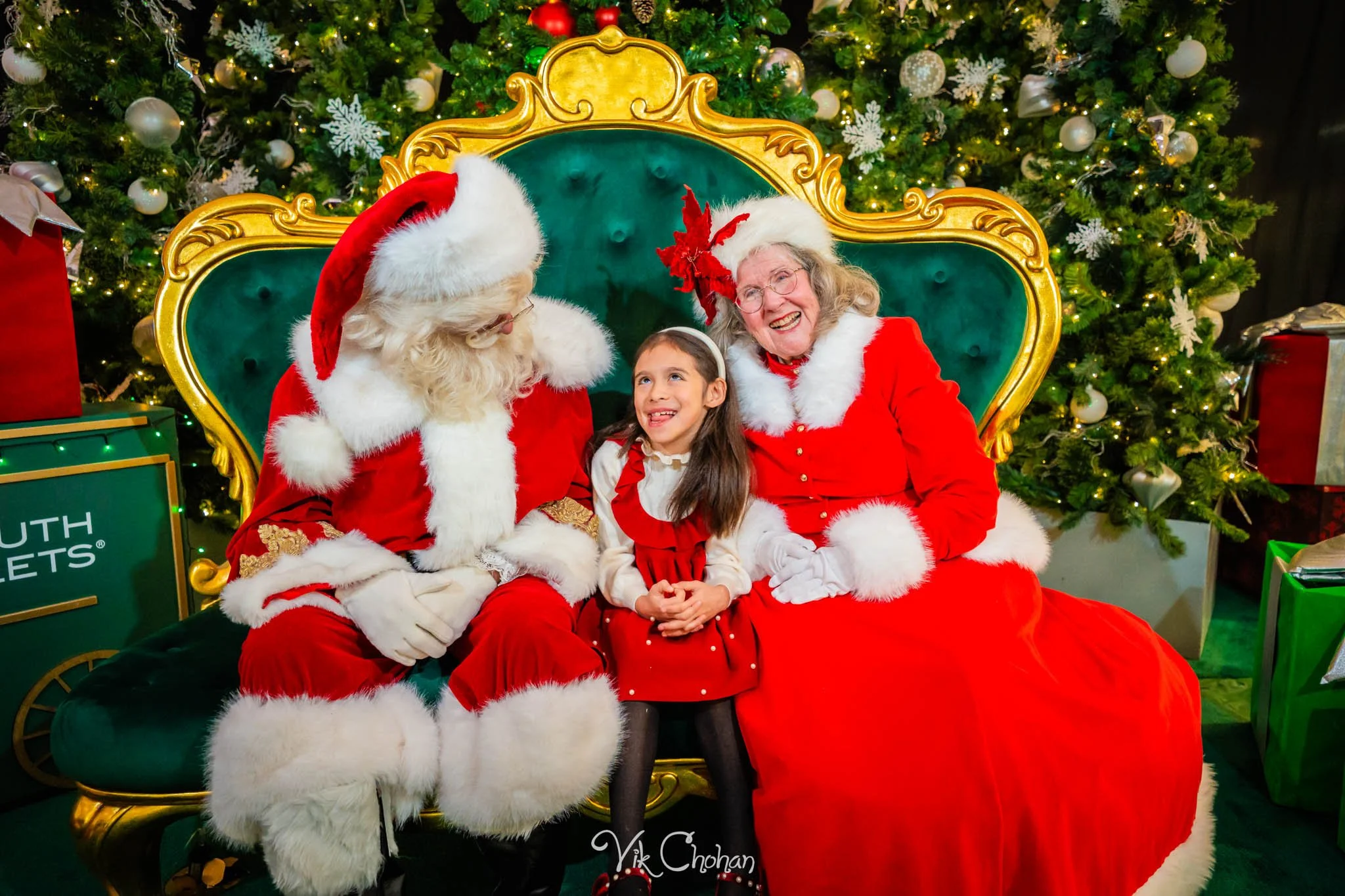 2025-12-10-INTRODeuce-Concierge-Christmas-at-LV-South-Premium-Outlets-2-Vik-Chohan-Photography-Social-Media-VCP-213.jpg