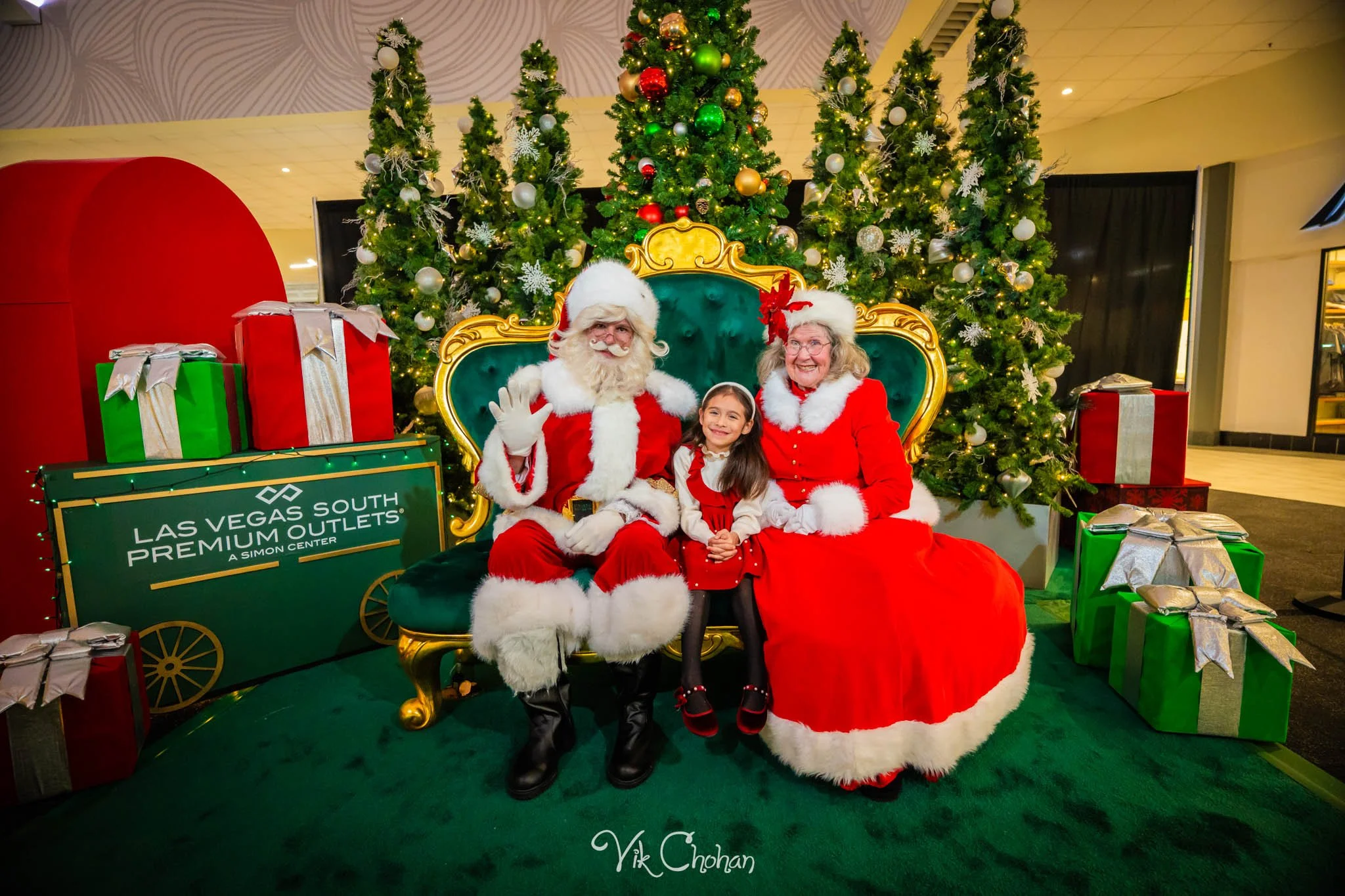2025-12-10-INTRODeuce-Concierge-Christmas-at-LV-South-Premium-Outlets-2-Vik-Chohan-Photography-Social-Media-VCP-216.jpg