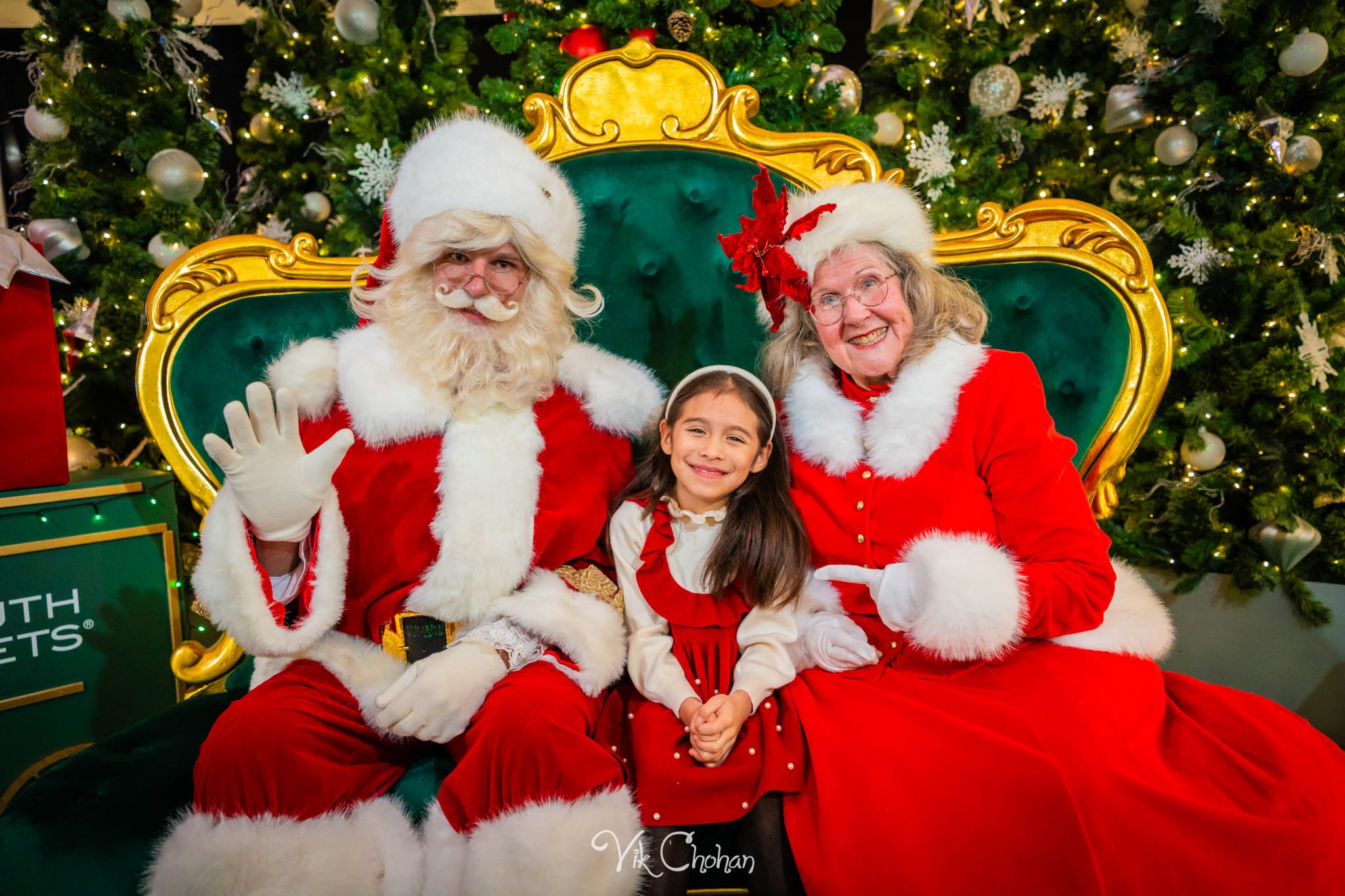 2025-12-10-INTRODeuce-Concierge-Christmas-at-LV-South-Premium-Outlets-2-Vik-Chohan-Photography-Social-Media-VCP-217.jpg