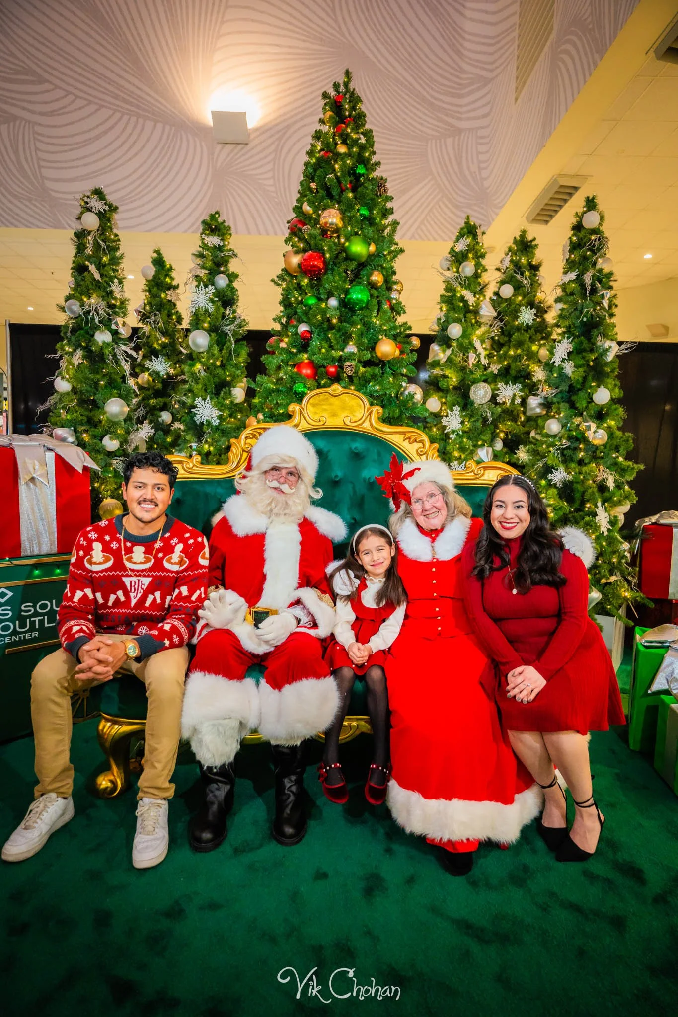 2025-12-10-INTRODeuce-Concierge-Christmas-at-LV-South-Premium-Outlets-2-Vik-Chohan-Photography-Social-Media-VCP-218.jpg