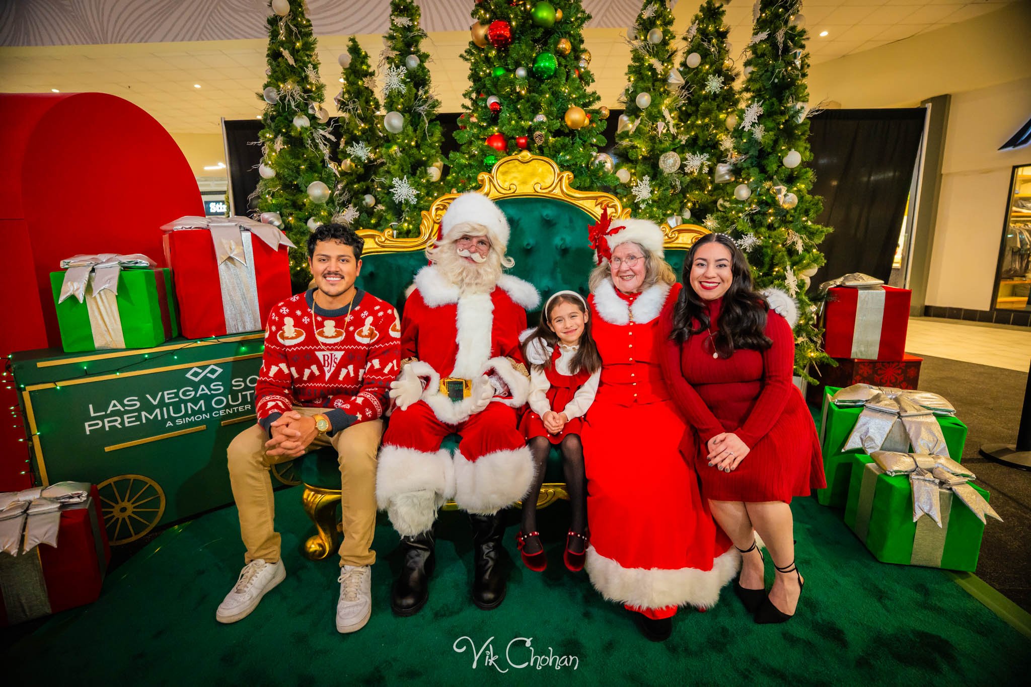 2025-12-10-INTRODeuce-Concierge-Christmas-at-LV-South-Premium-Outlets-2-Vik-Chohan-Photography-Social-Media-VCP-219.jpg