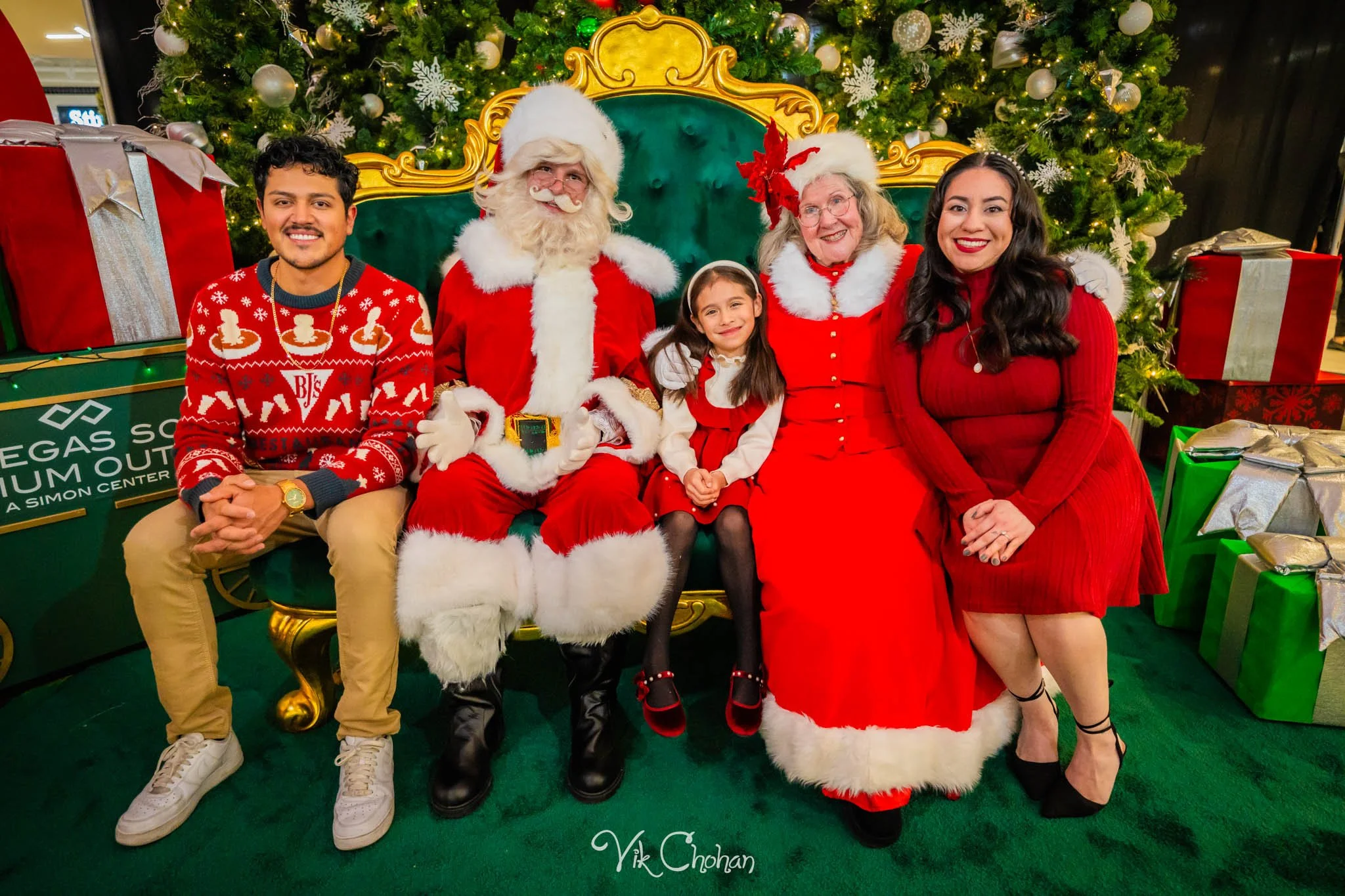 2025-12-10-INTRODeuce-Concierge-Christmas-at-LV-South-Premium-Outlets-2-Vik-Chohan-Photography-Social-Media-VCP-220.jpg