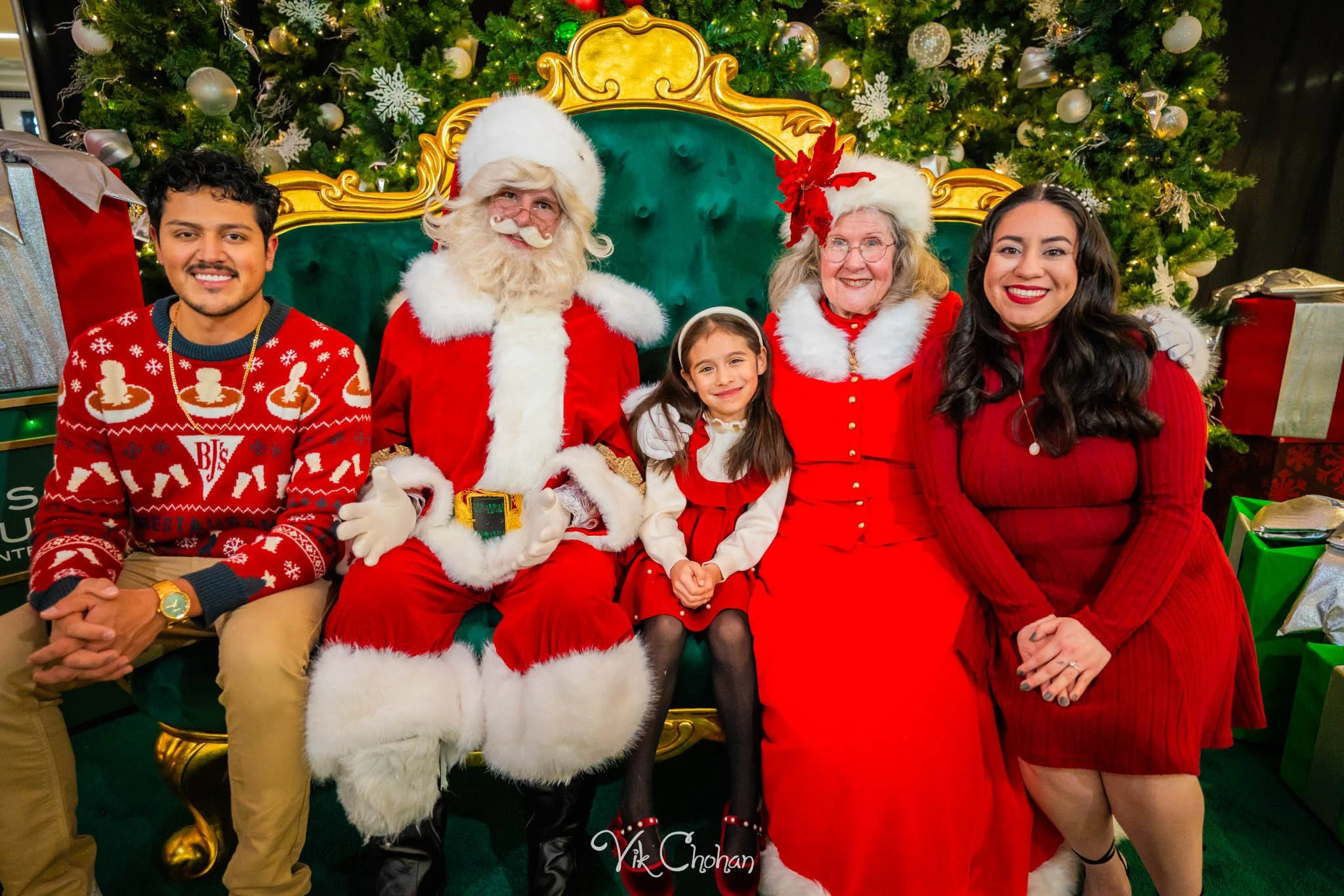 2025-12-10-INTRODeuce-Concierge-Christmas-at-LV-South-Premium-Outlets-2-Vik-Chohan-Photography-Social-Media-VCP-221.jpg