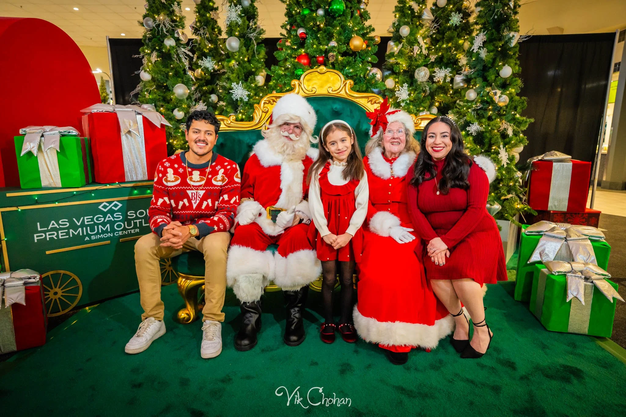2025-12-10-INTRODeuce-Concierge-Christmas-at-LV-South-Premium-Outlets-2-Vik-Chohan-Photography-Social-Media-VCP-222.jpg