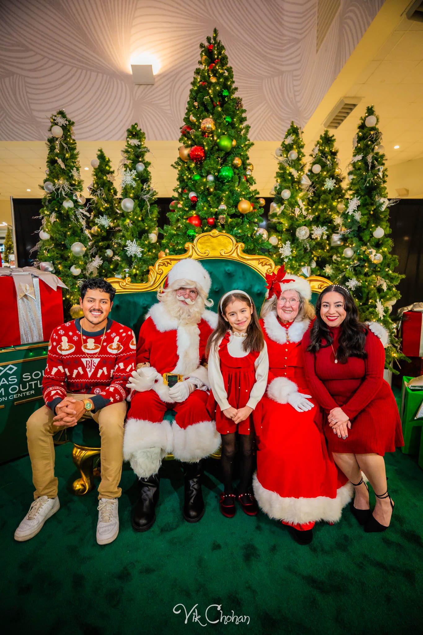 2025-12-10-INTRODeuce-Concierge-Christmas-at-LV-South-Premium-Outlets-2-Vik-Chohan-Photography-Social-Media-VCP-223.jpg