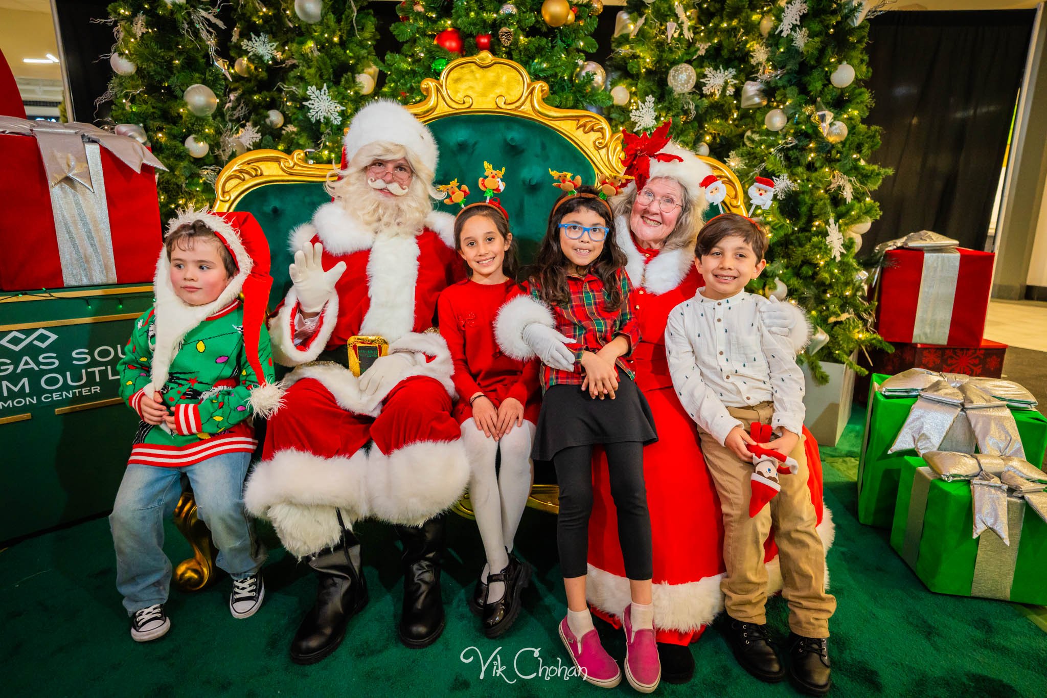 2025-12-10-INTRODeuce-Concierge-Christmas-at-LV-South-Premium-Outlets-2-Vik-Chohan-Photography-Social-Media-VCP-226.jpg