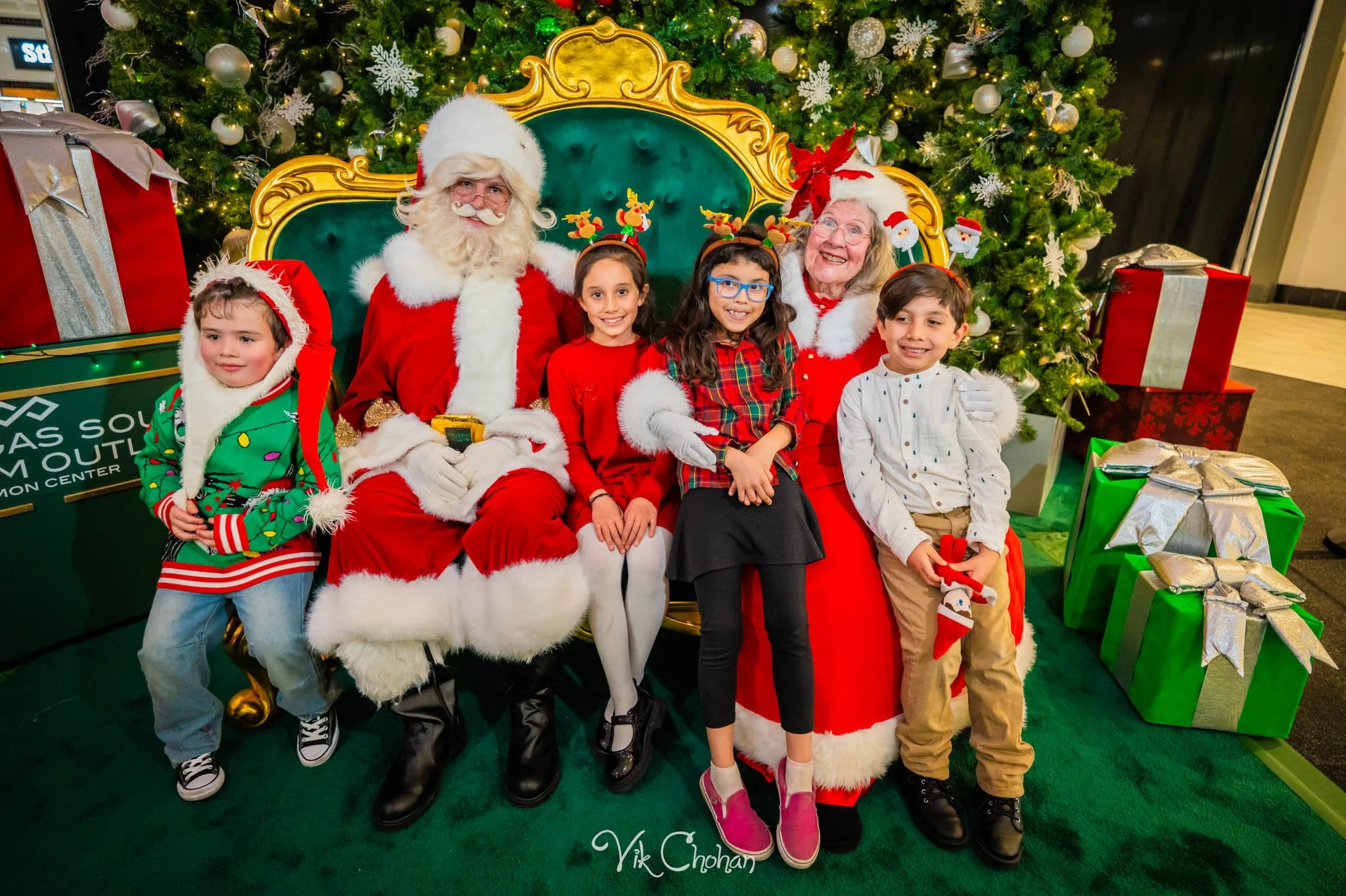 2025-12-10-INTRODeuce-Concierge-Christmas-at-LV-South-Premium-Outlets-2-Vik-Chohan-Photography-Social-Media-VCP-227.jpg