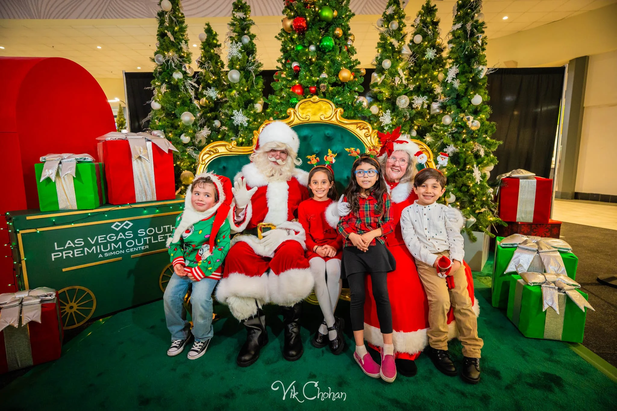 2025-12-10-INTRODeuce-Concierge-Christmas-at-LV-South-Premium-Outlets-2-Vik-Chohan-Photography-Social-Media-VCP-228.jpg