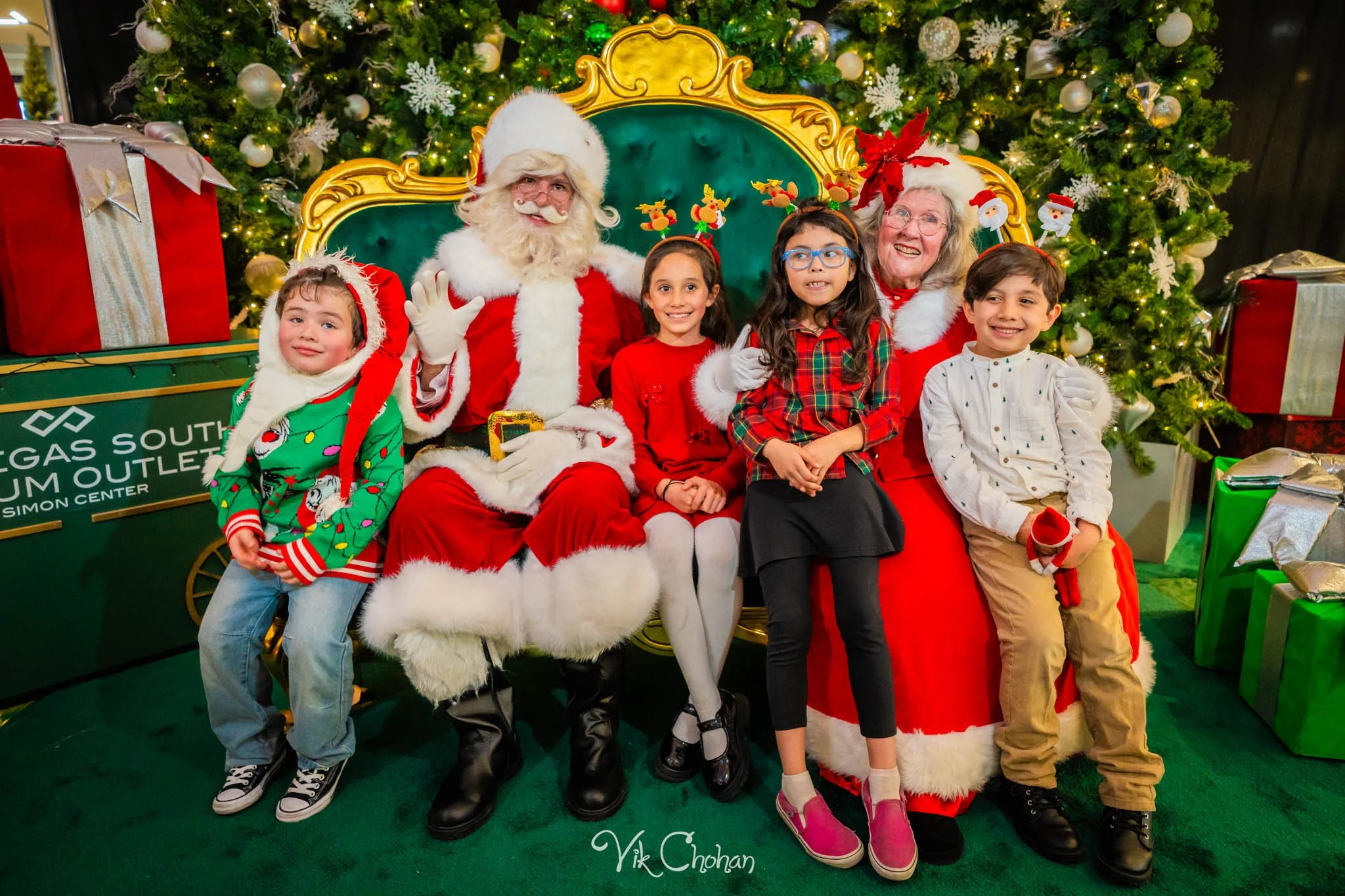 2025-12-10-INTRODeuce-Concierge-Christmas-at-LV-South-Premium-Outlets-2-Vik-Chohan-Photography-Social-Media-VCP-229.jpg