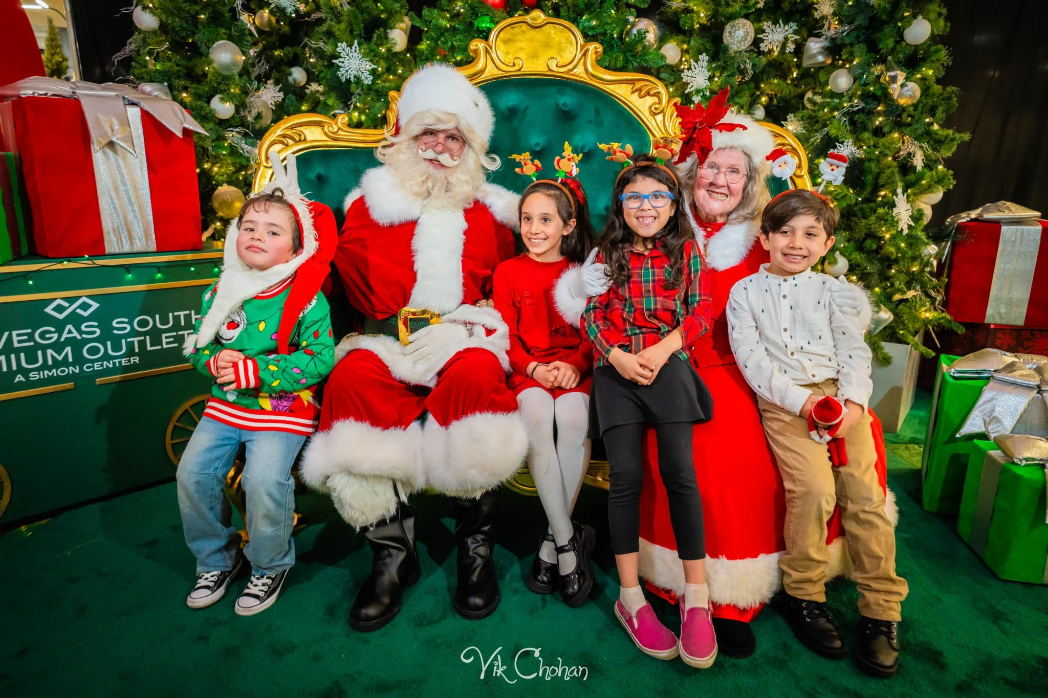 2025-12-10-INTRODeuce-Concierge-Christmas-at-LV-South-Premium-Outlets-2-Vik-Chohan-Photography-Social-Media-VCP-230.jpg