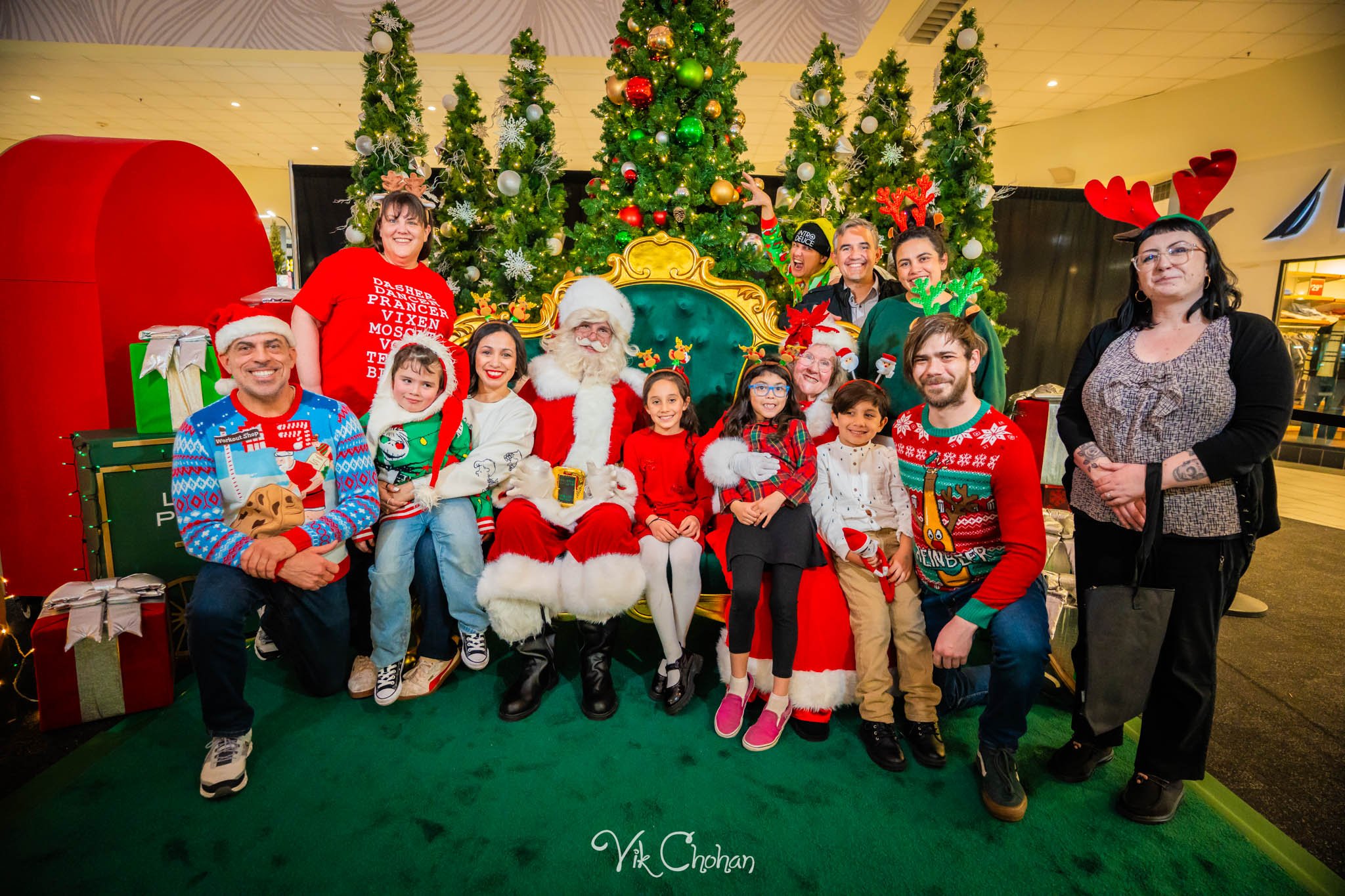 2025-12-10-INTRODeuce-Concierge-Christmas-at-LV-South-Premium-Outlets-2-Vik-Chohan-Photography-Social-Media-VCP-231.jpg
