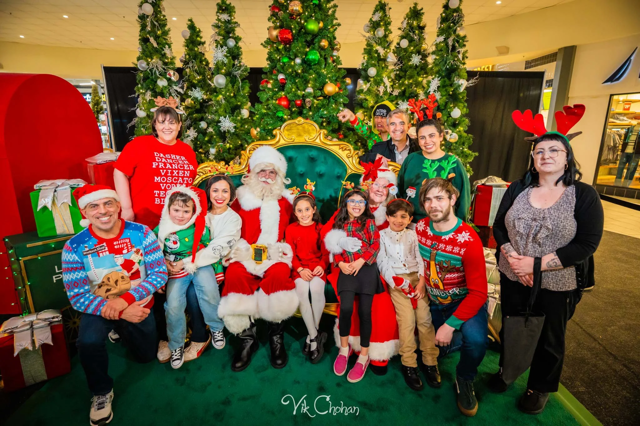 2025-12-10-INTRODeuce-Concierge-Christmas-at-LV-South-Premium-Outlets-2-Vik-Chohan-Photography-Social-Media-VCP-232.jpg