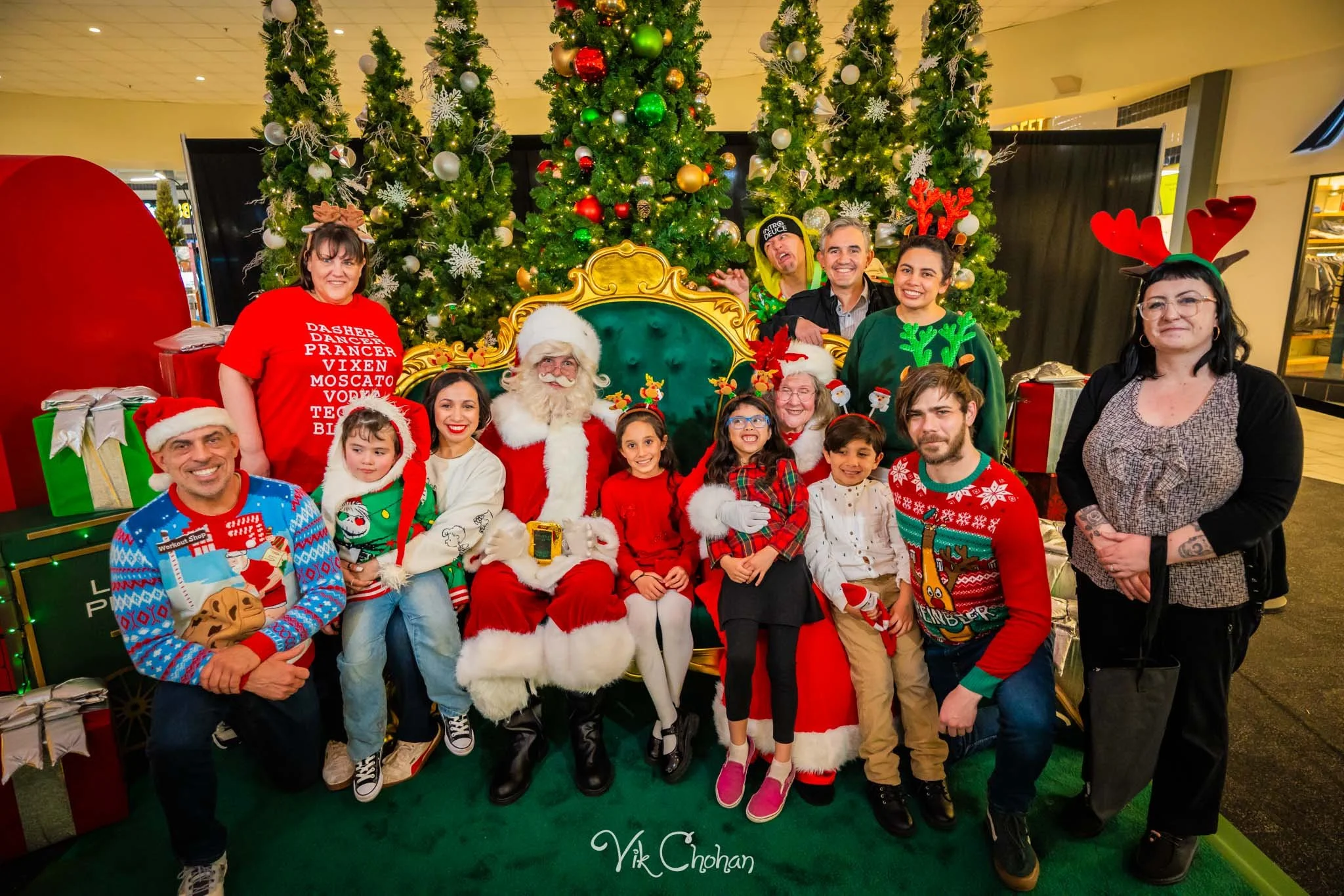 2025-12-10-INTRODeuce-Concierge-Christmas-at-LV-South-Premium-Outlets-2-Vik-Chohan-Photography-Social-Media-VCP-234.jpg