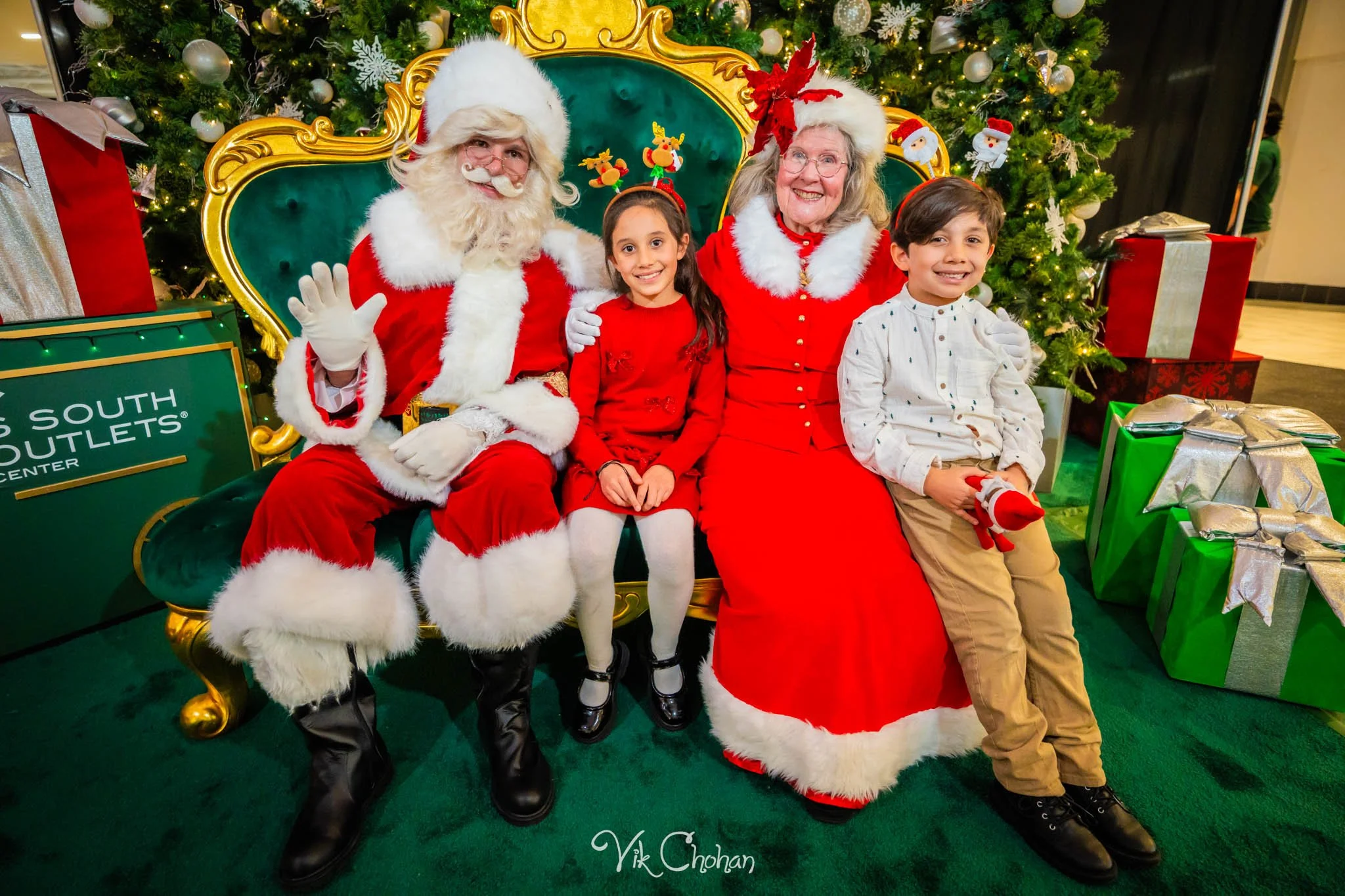 2025-12-10-INTRODeuce-Concierge-Christmas-at-LV-South-Premium-Outlets-2-Vik-Chohan-Photography-Social-Media-VCP-236.jpg