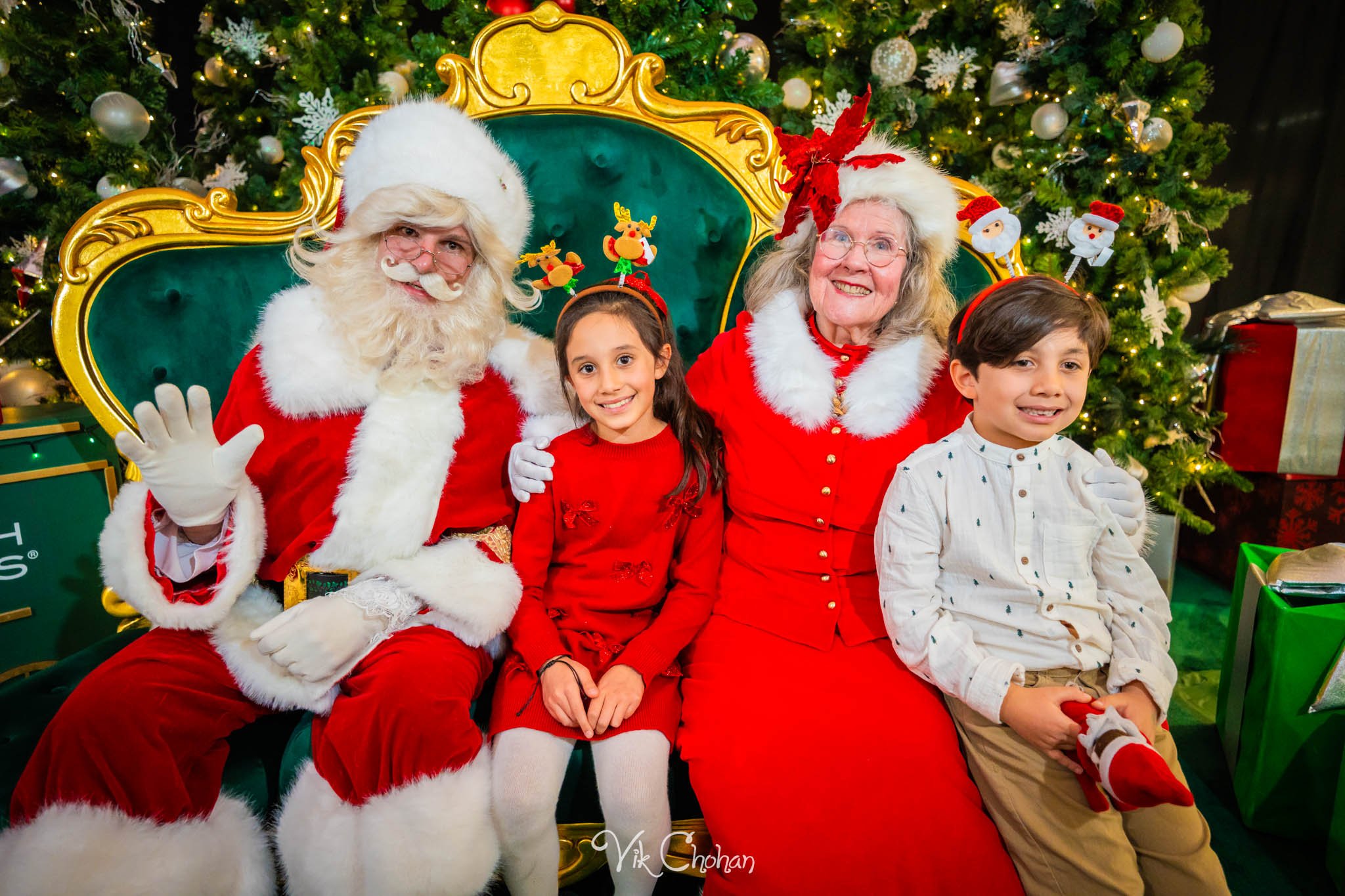 2025-12-10-INTRODeuce-Concierge-Christmas-at-LV-South-Premium-Outlets-2-Vik-Chohan-Photography-Social-Media-VCP-237.jpg