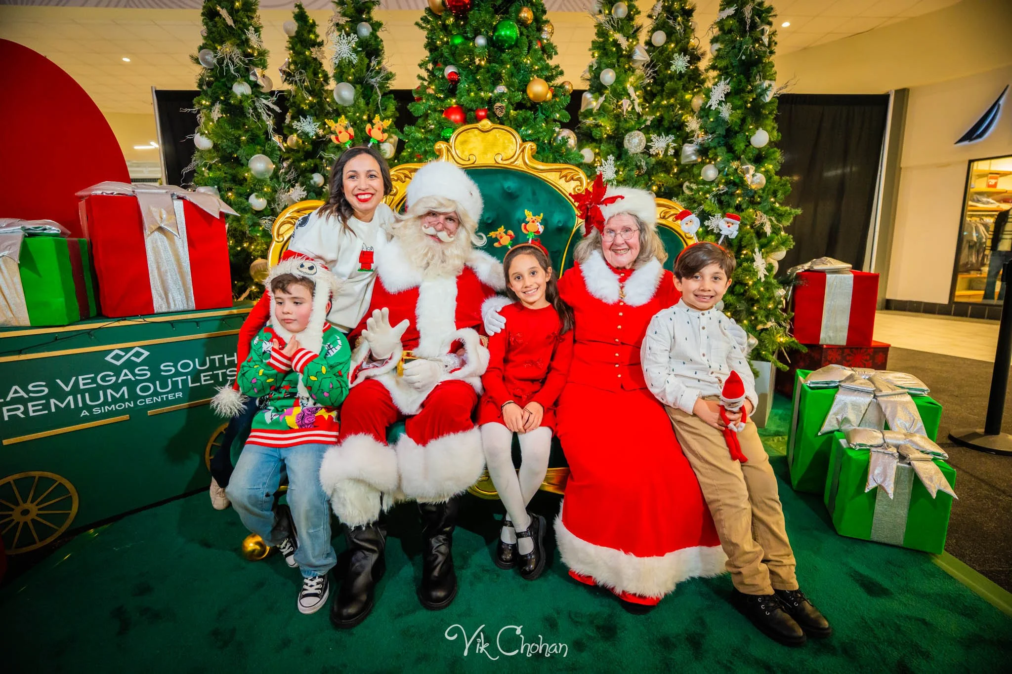 2025-12-10-INTRODeuce-Concierge-Christmas-at-LV-South-Premium-Outlets-2-Vik-Chohan-Photography-Social-Media-VCP-238.jpg