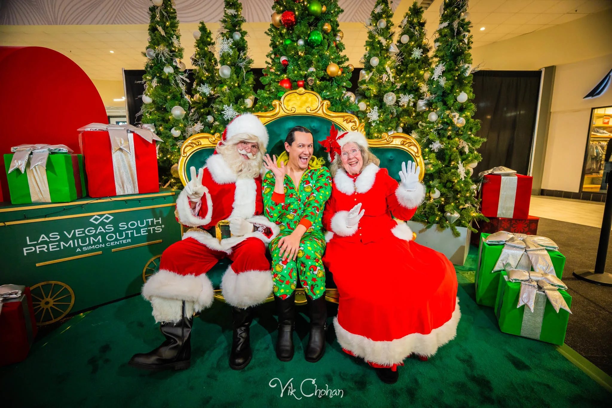 2025-12-10-INTRODeuce-Concierge-Christmas-at-LV-South-Premium-Outlets-2-Vik-Chohan-Photography-Social-Media-VCP-241.jpg