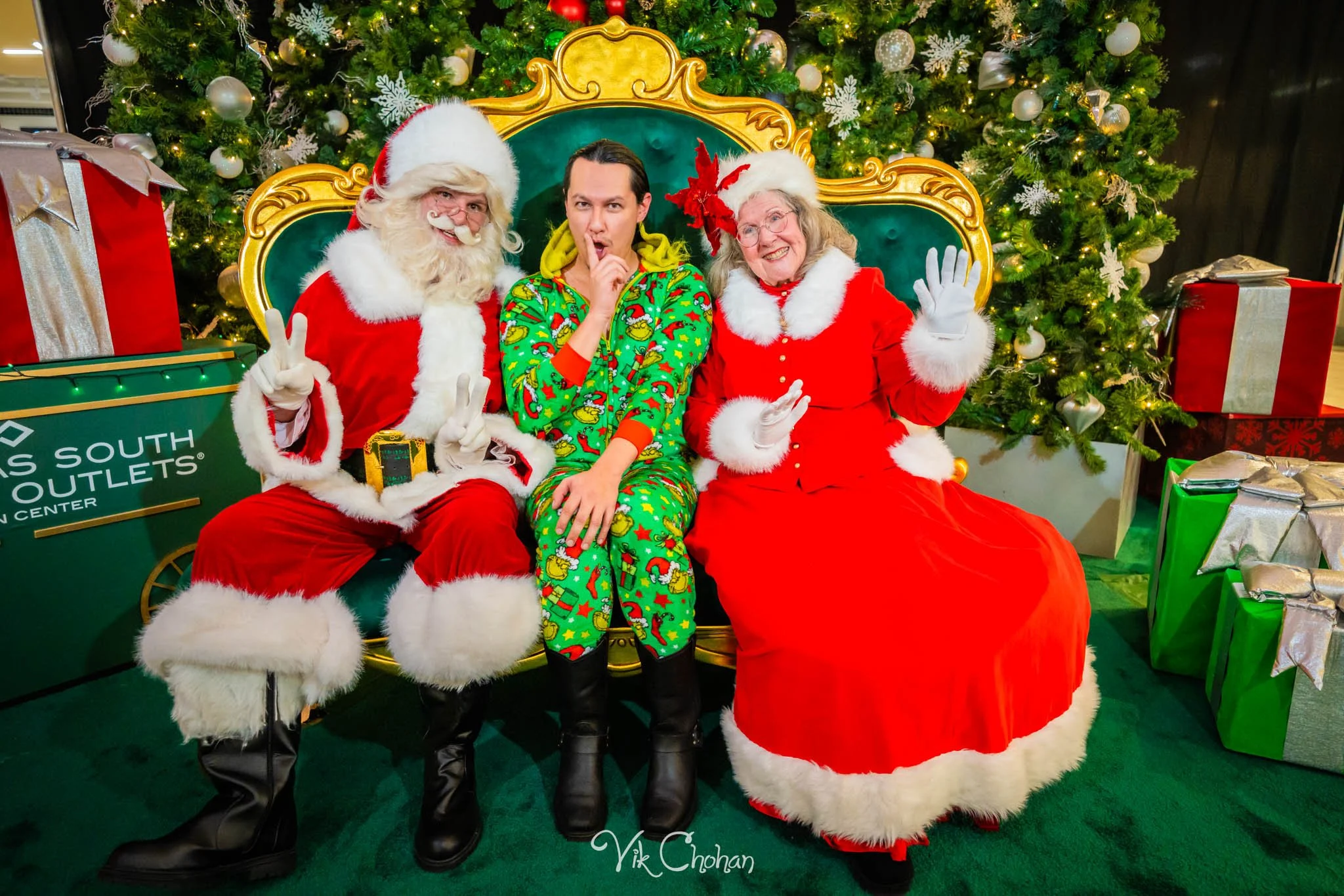 2025-12-10-INTRODeuce-Concierge-Christmas-at-LV-South-Premium-Outlets-2-Vik-Chohan-Photography-Social-Media-VCP-243.jpg