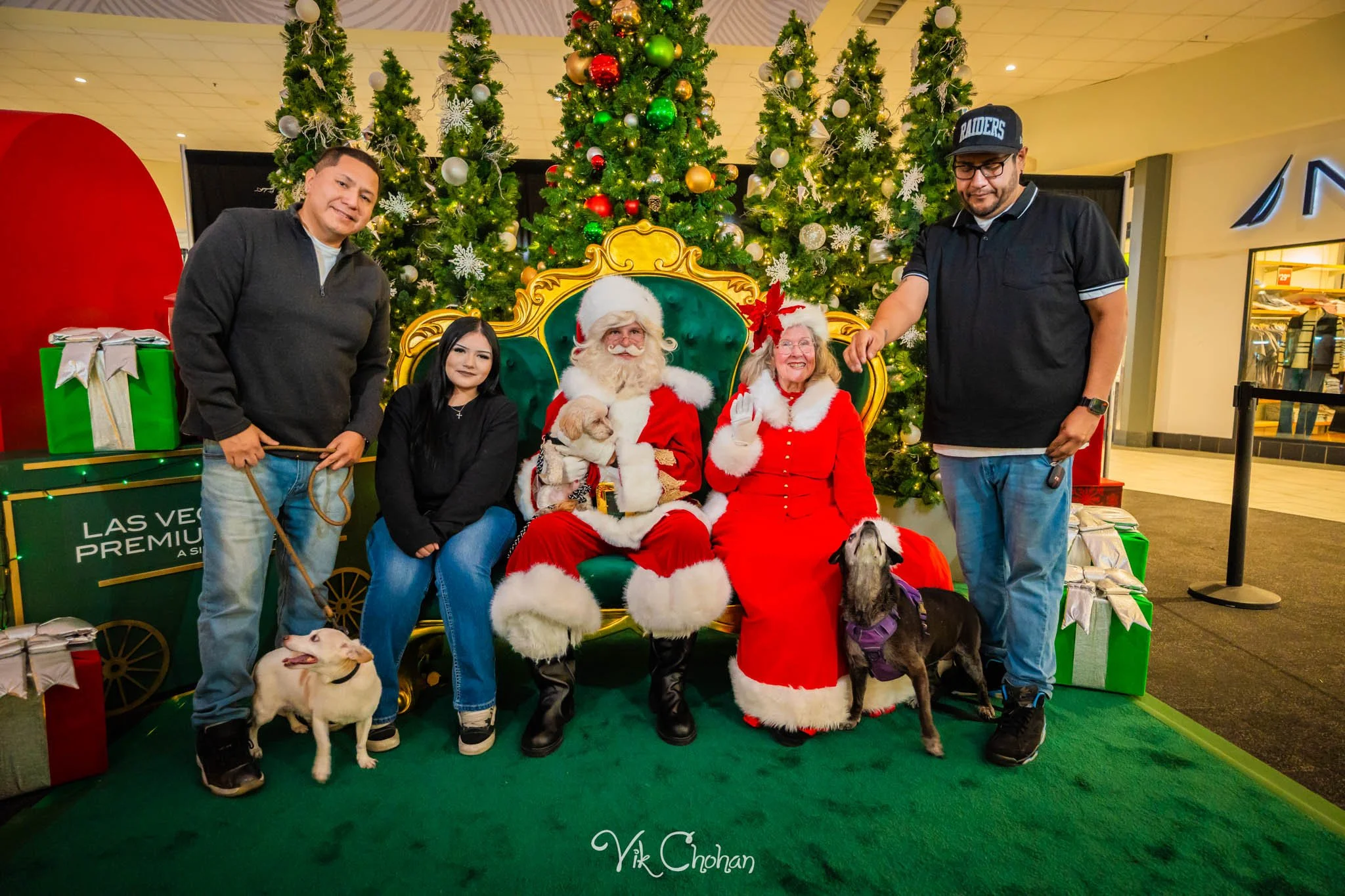 2025-12-10-INTRODeuce-Concierge-Christmas-at-LV-South-Premium-Outlets-2-Vik-Chohan-Photography-Social-Media-VCP-245.jpg