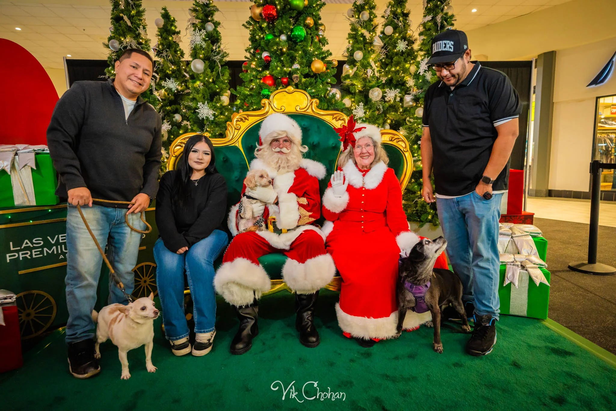 2025-12-10-INTRODeuce-Concierge-Christmas-at-LV-South-Premium-Outlets-2-Vik-Chohan-Photography-Social-Media-VCP-246.jpg