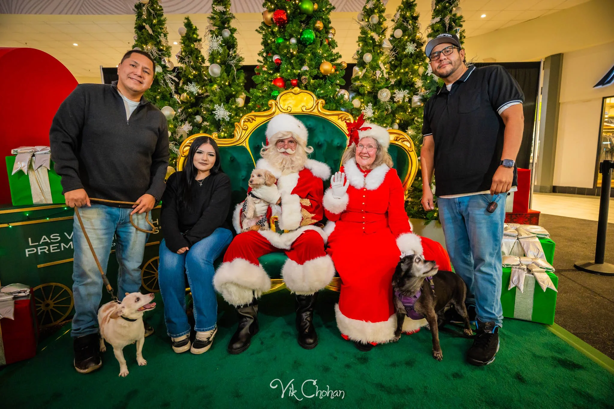 2025-12-10-INTRODeuce-Concierge-Christmas-at-LV-South-Premium-Outlets-2-Vik-Chohan-Photography-Social-Media-VCP-247.jpg
