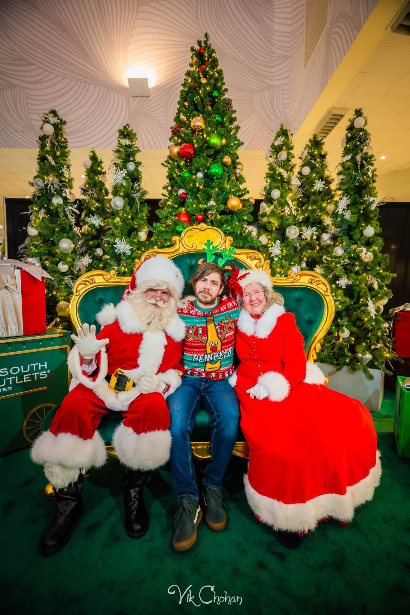 2025-12-10-INTRODeuce-Concierge-Christmas-at-LV-South-Premium-Outlets-2-Vik-Chohan-Photography-Social-Media-VCP-248.jpg
