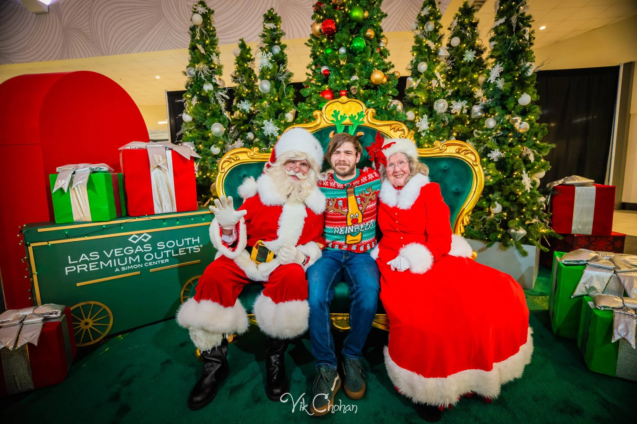 2025-12-10-INTRODeuce-Concierge-Christmas-at-LV-South-Premium-Outlets-2-Vik-Chohan-Photography-Social-Media-VCP-249.jpg