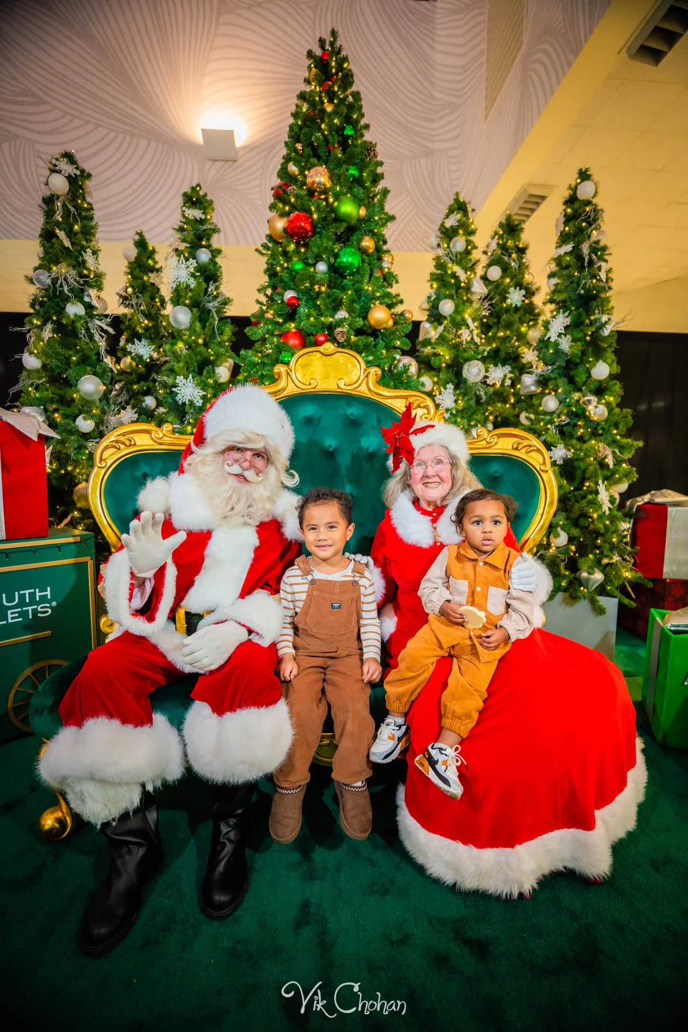 2025-12-10-INTRODeuce-Concierge-Christmas-at-LV-South-Premium-Outlets-2-Vik-Chohan-Photography-Social-Media-VCP-253.jpg